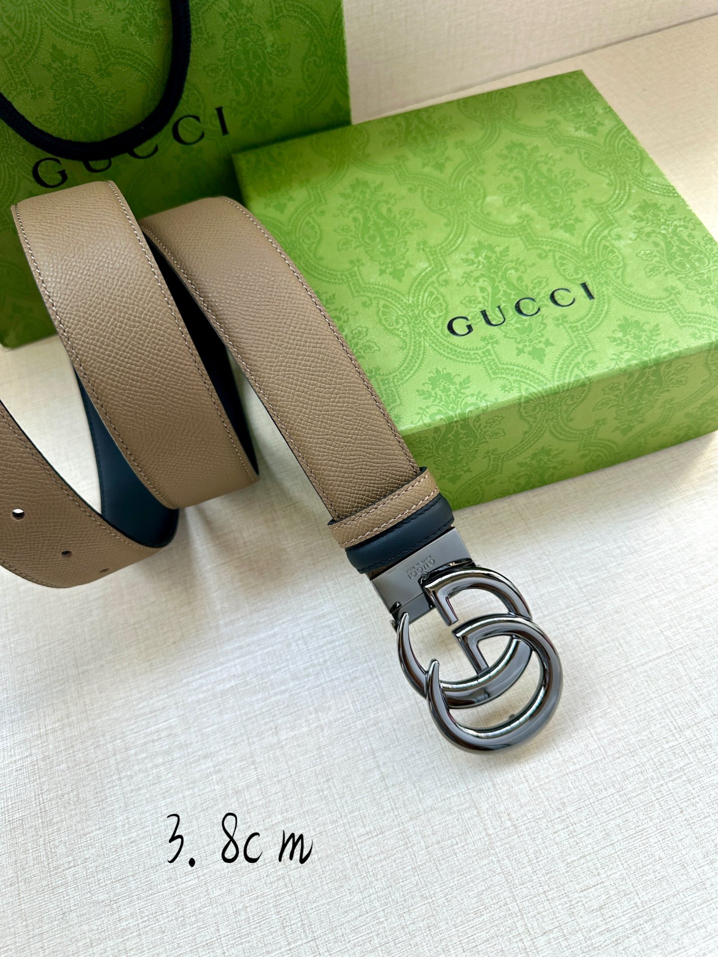  宽度4.0cm GUCCI系列，品牌标志性的双G原单钢扣标识经重新诠释后，以光彩夺目的金色调呈现在这款