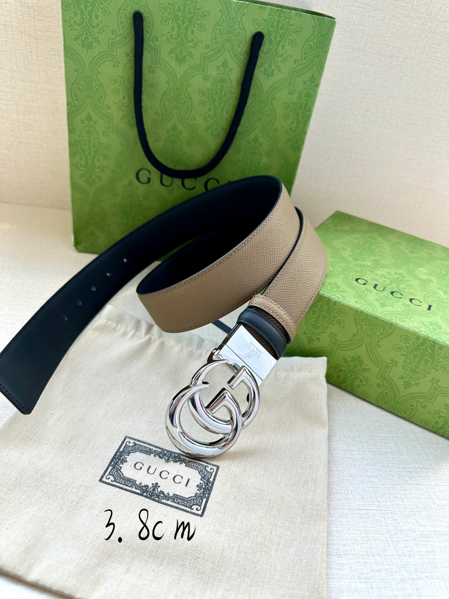  宽度4.0cm GUCCI系列，品牌标志性的双G原单钢扣标识经重新诠释后，以光彩夺目的金色调呈现在这款