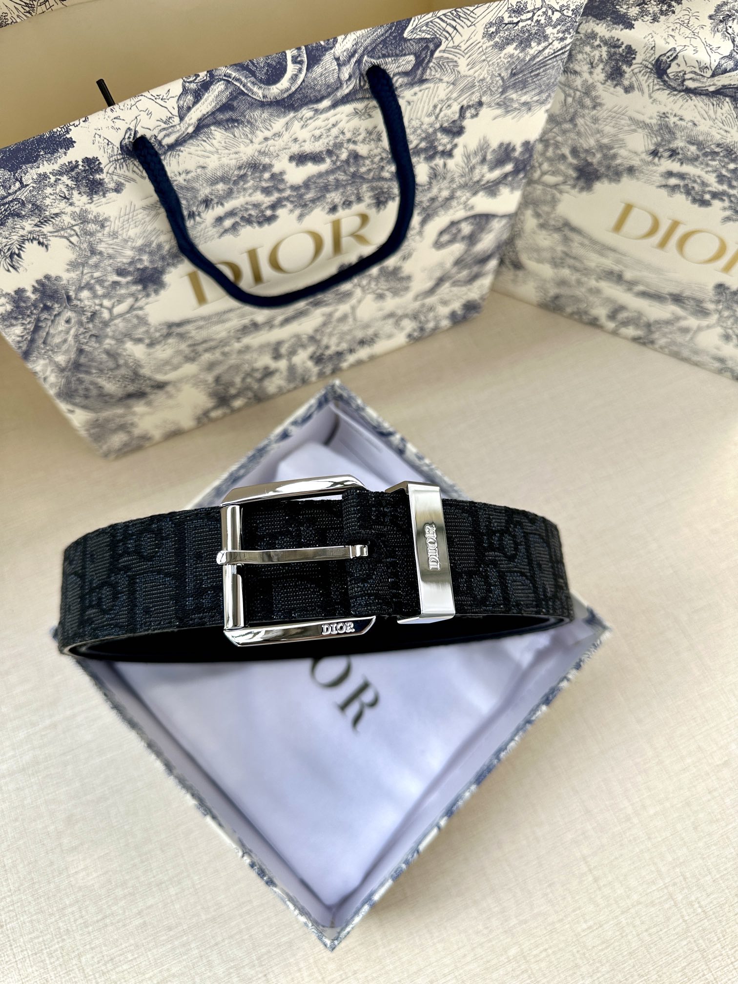 Dior 迪奥 DIOR 这款腰带采用黑色超迷你 Oblique 印花面料精心制作 搭配金属覆层黄铜腰带扣
