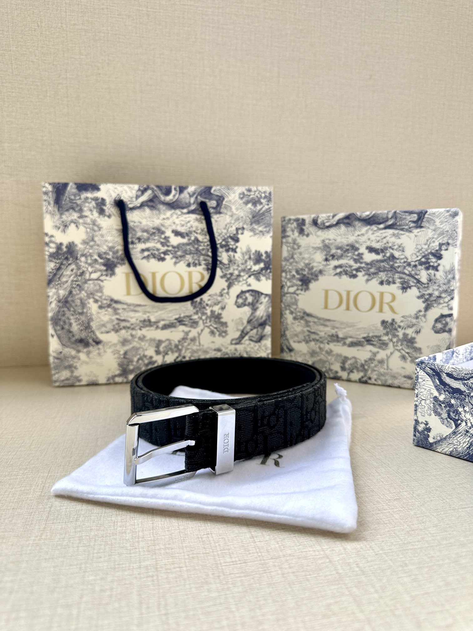 Dior 迪奥 DIOR 这款腰带采用黑色超迷你 Oblique 印花面料精心制作 搭配金属覆层黄铜腰带扣