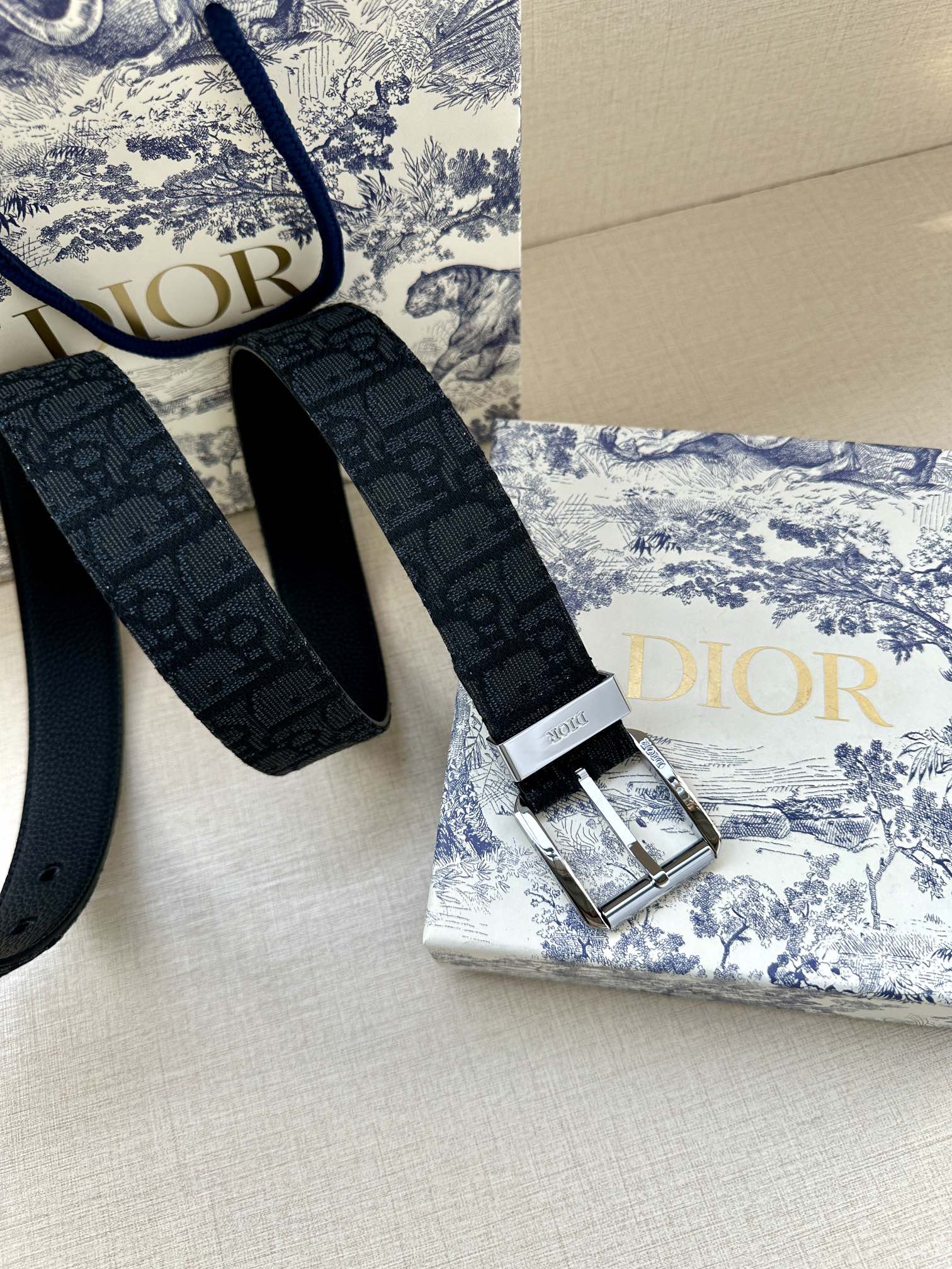 Dior 迪奥 DIOR 这款腰带采用黑色超迷你 Oblique 印花面料精心制作 搭配金属覆层黄铜腰带扣