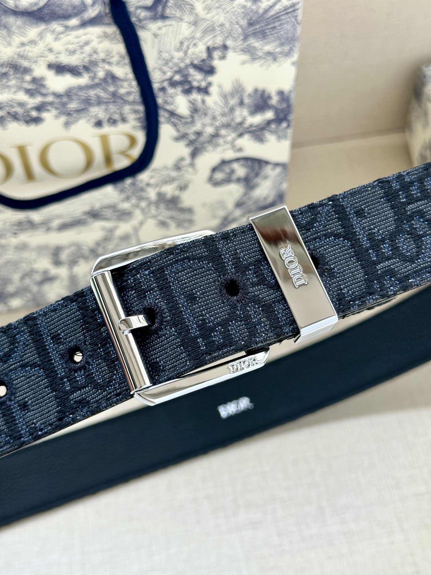 Dior 迪奥 DIOR 这款腰带采用黑色超迷你 Oblique 印花面料精心制作 搭配金属覆层黄铜腰带扣