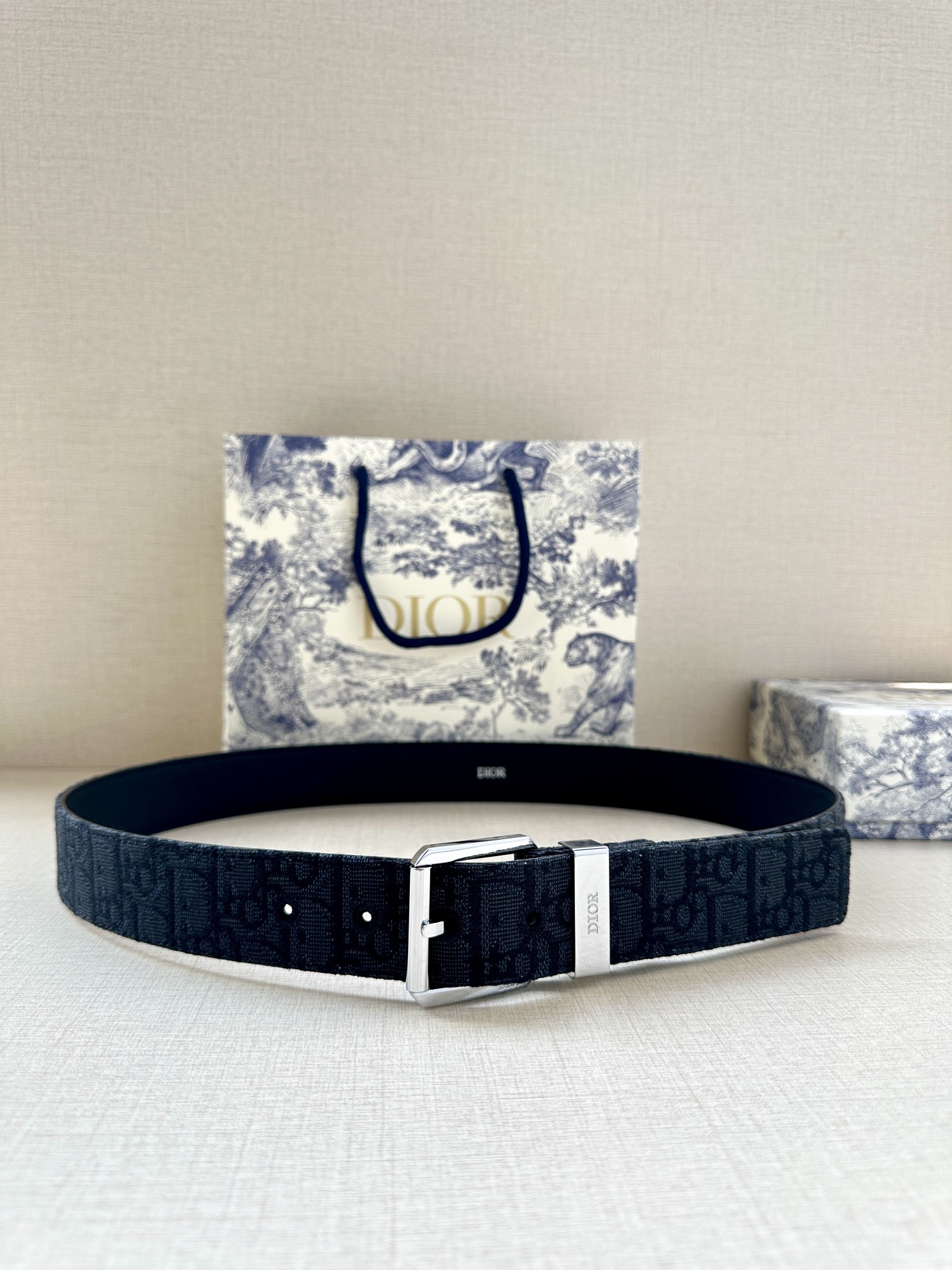 Dior 迪奥 DIOR 这款腰带采用黑色超迷你 Oblique 印花面料精心制作 搭配金属覆层黄铜腰带扣