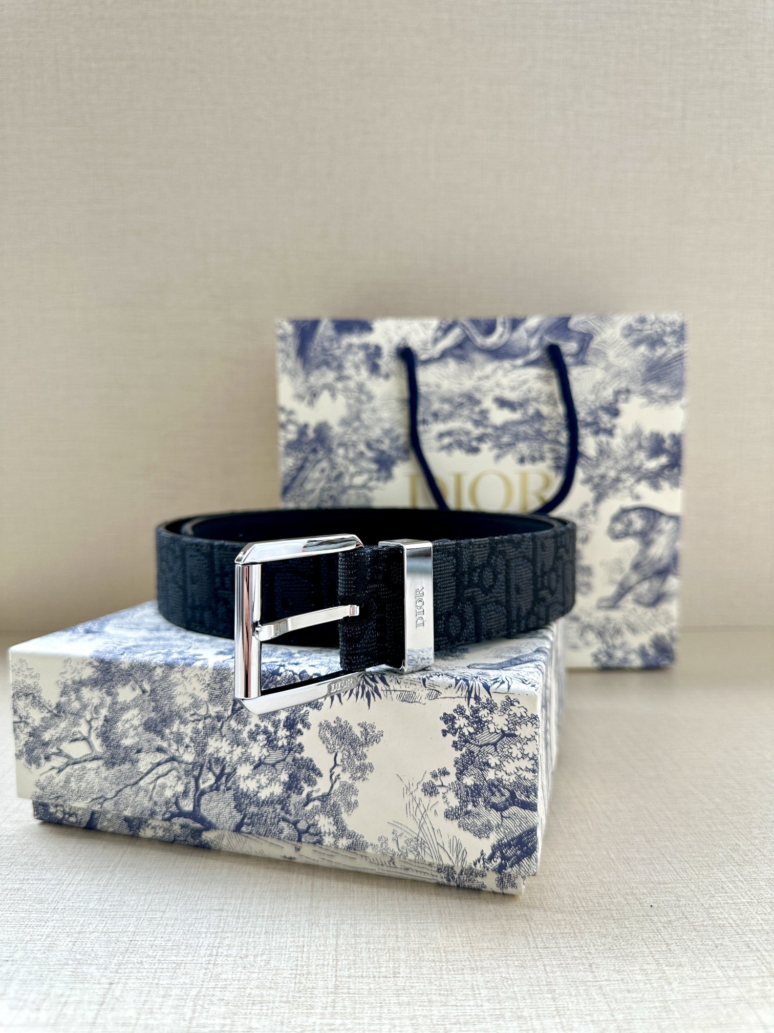 Dior 迪奥 DIOR 这款腰带采用黑色超迷你 Oblique 印花面料精心制作 搭配金属覆层黄铜腰带扣