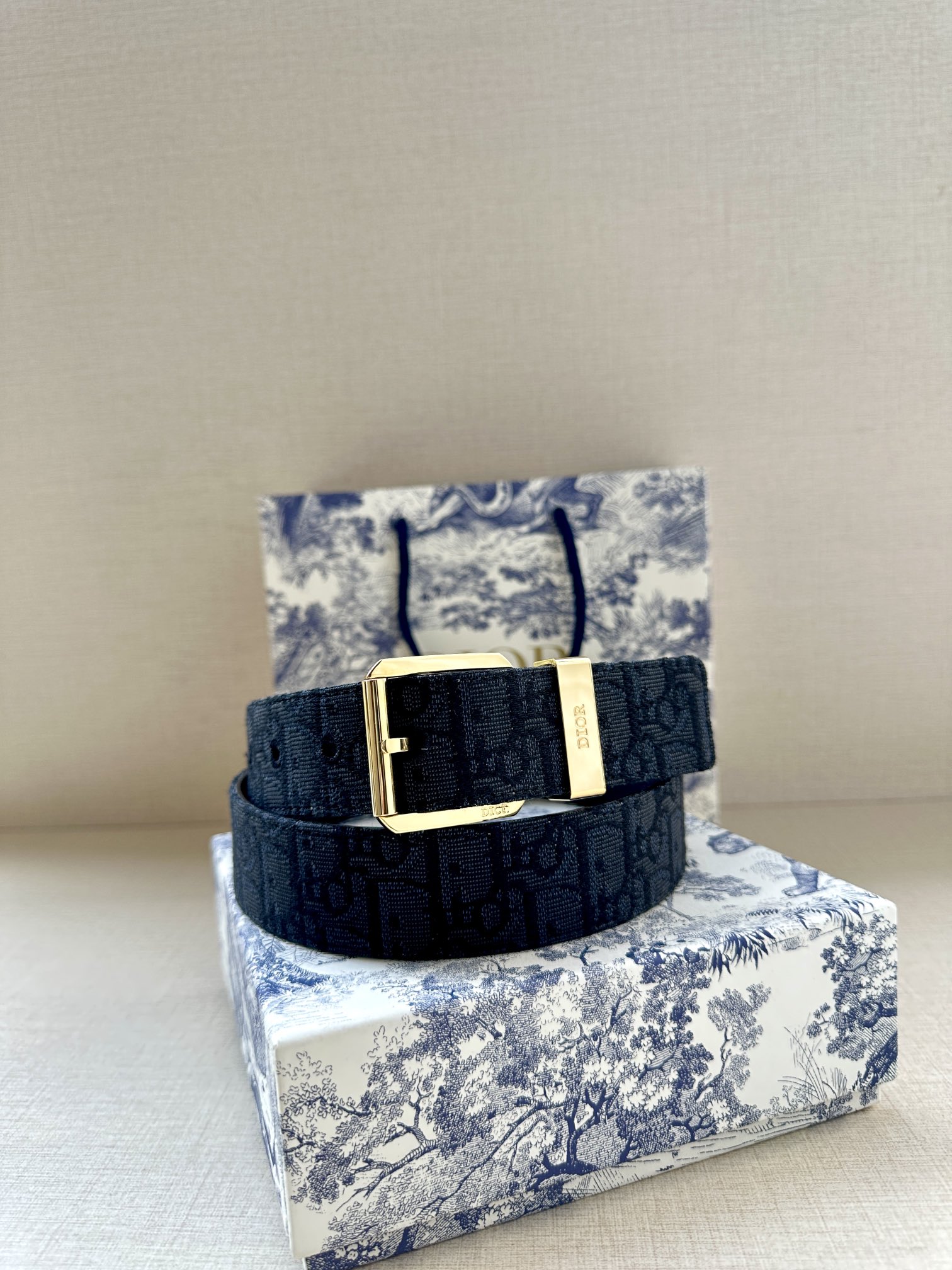 Dior 迪奥 DIOR 这款腰带采用黑色超迷你 Oblique 印花面料精心制作 搭配金属覆层黄铜腰带扣