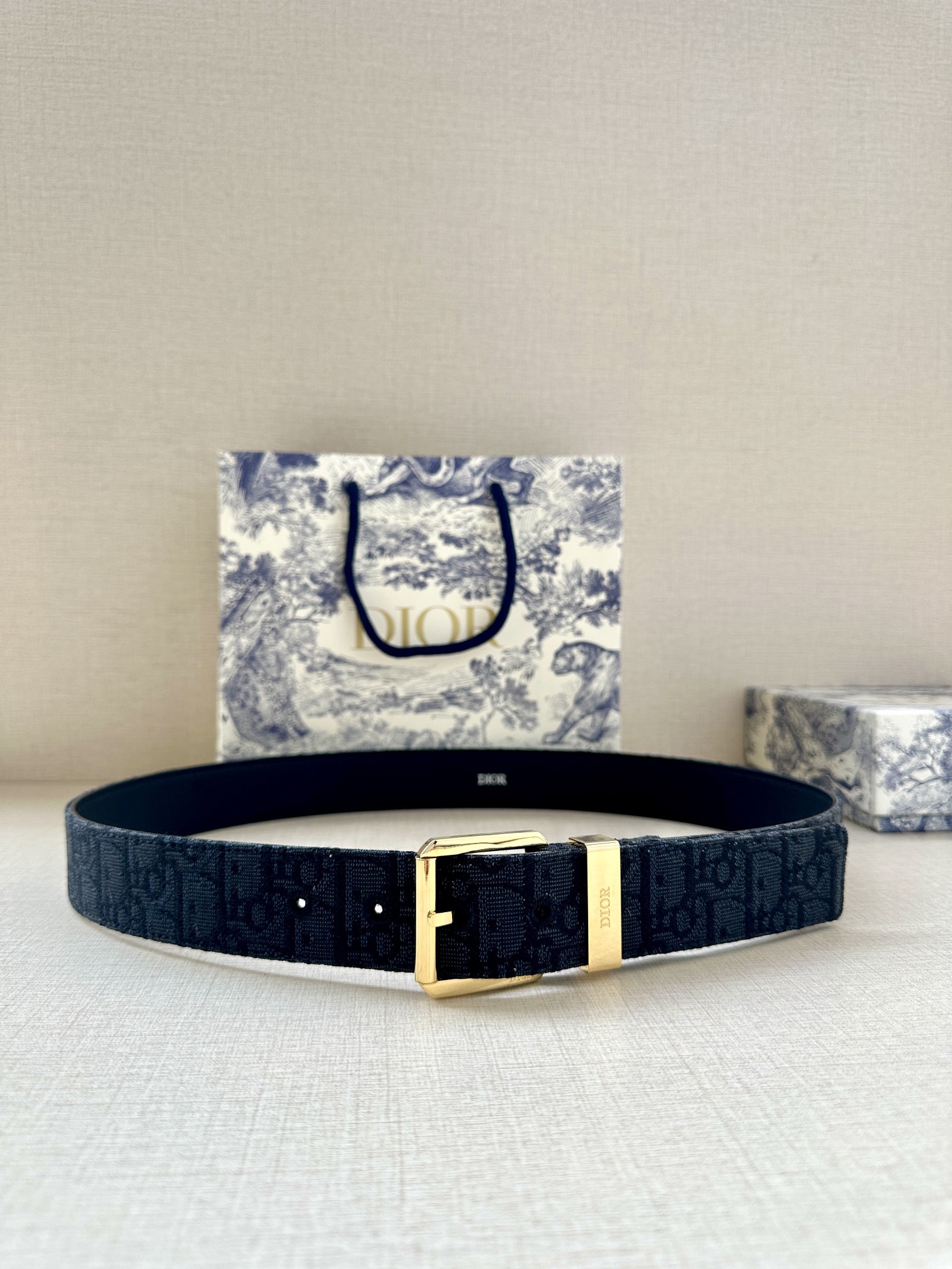 Dior 迪奥 DIOR 这款腰带采用黑色超迷你 Oblique 印花面料精心制作 搭配金属覆层黄铜腰带扣