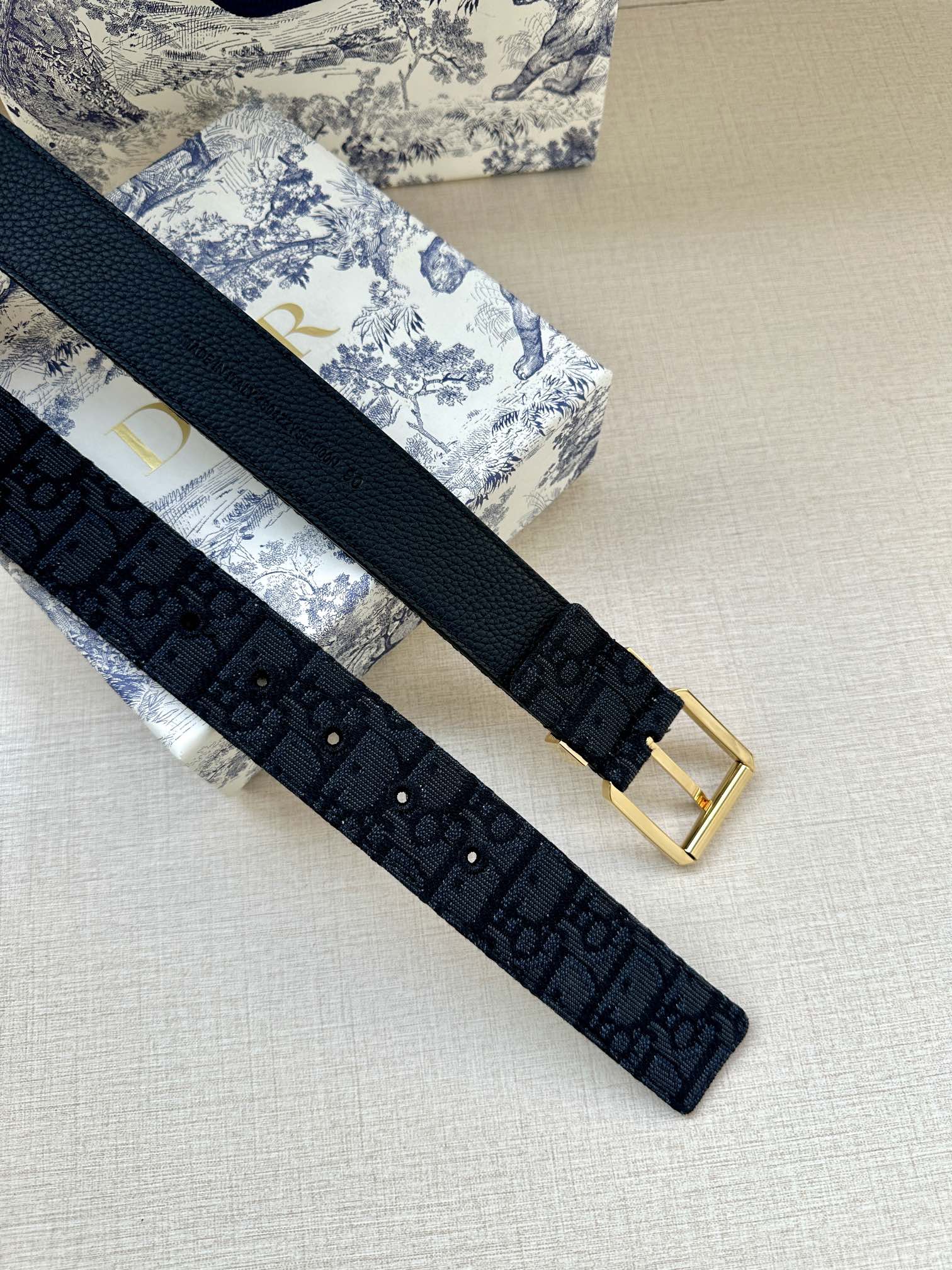 Dior 迪奥 DIOR 这款腰带采用黑色超迷你 Oblique 印花面料精心制作 搭配金属覆层黄铜腰带扣