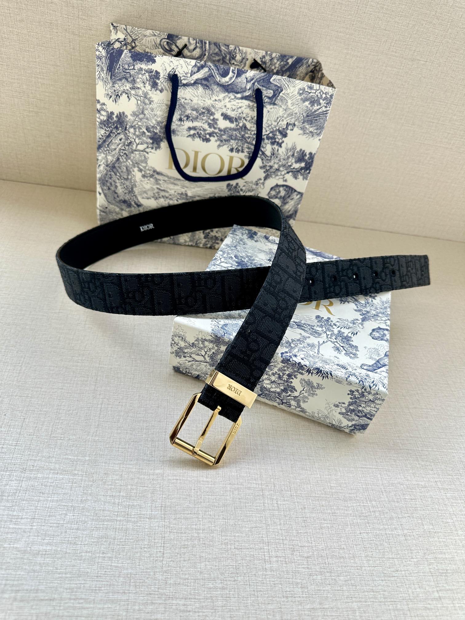 Dior 迪奥 DIOR 这款腰带采用黑色超迷你 Oblique 印花面料精心制作 搭配金属覆层黄铜腰带扣