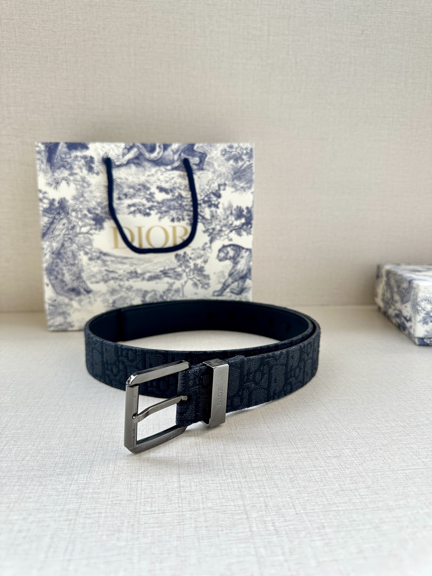 Dior 迪奥 DIOR 这款腰带采用黑色超迷你 Oblique 印花面料精心制作 搭配金属覆层黄铜腰带扣