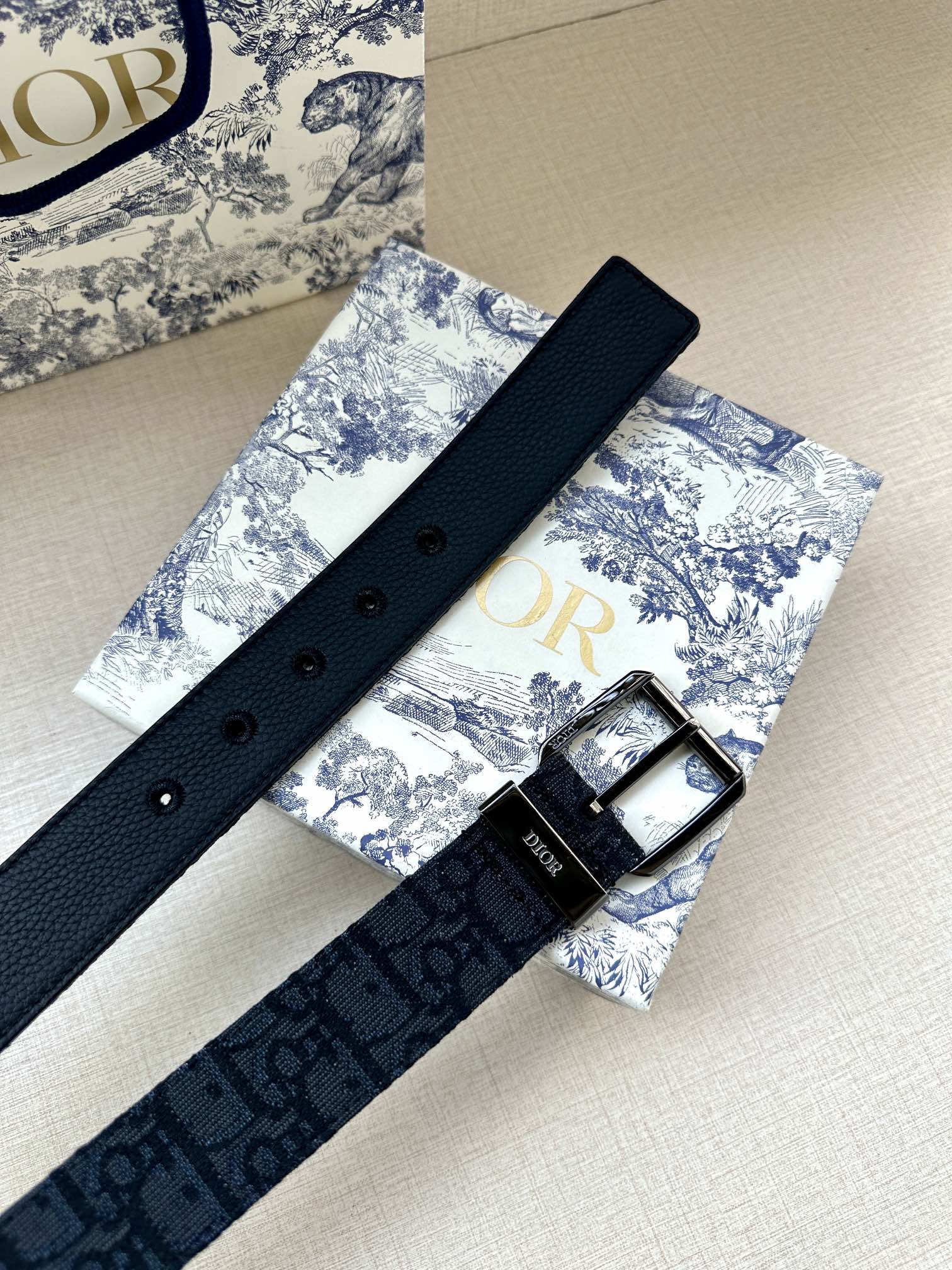 Dior 迪奥 DIOR 这款腰带采用黑色超迷你 Oblique 印花面料精心制作 搭配金属覆层黄铜腰带扣