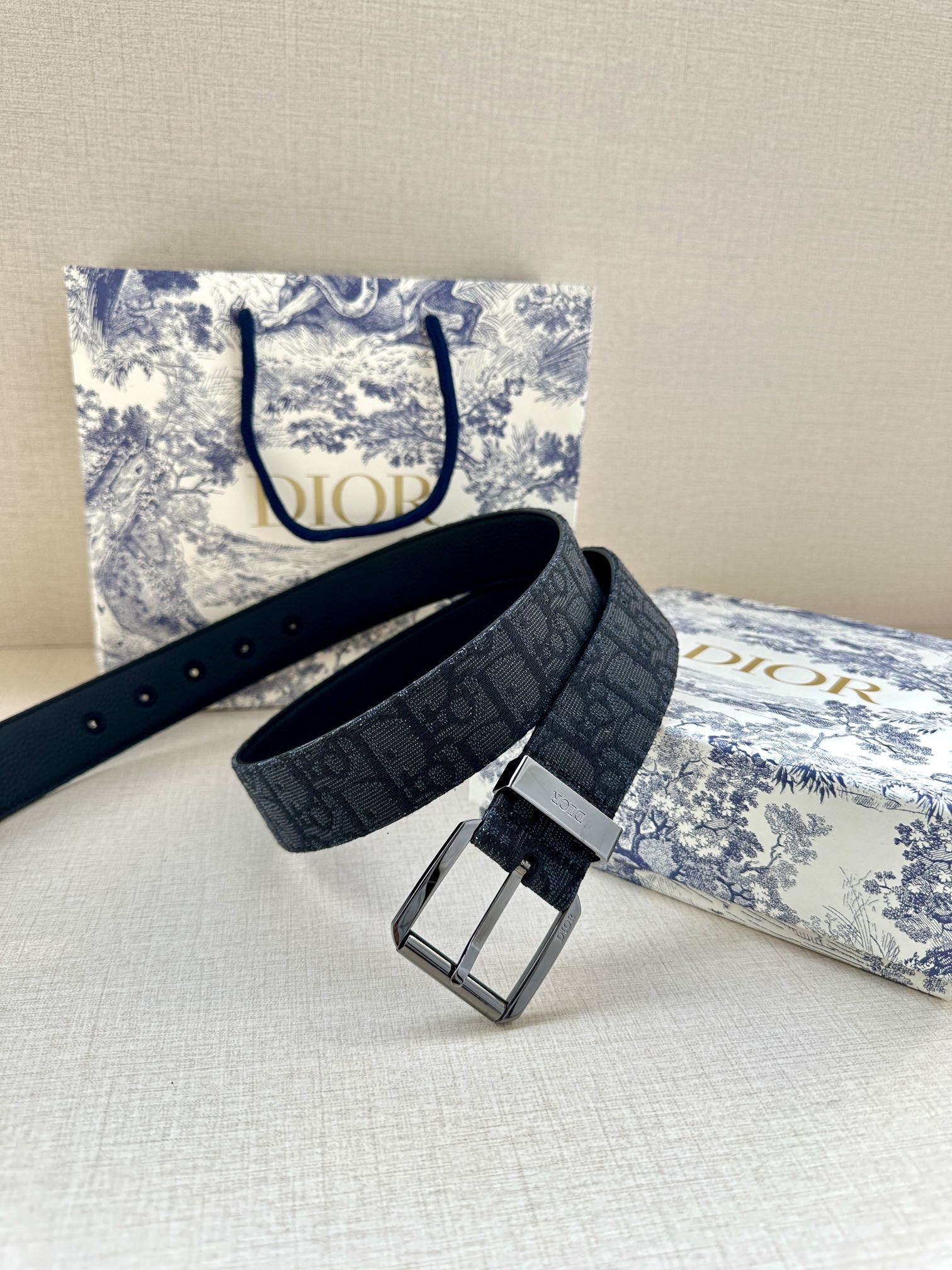Dior 迪奥 DIOR 这款腰带采用黑色超迷你 Oblique 印花面料精心制作 搭配金属覆层黄铜腰带扣