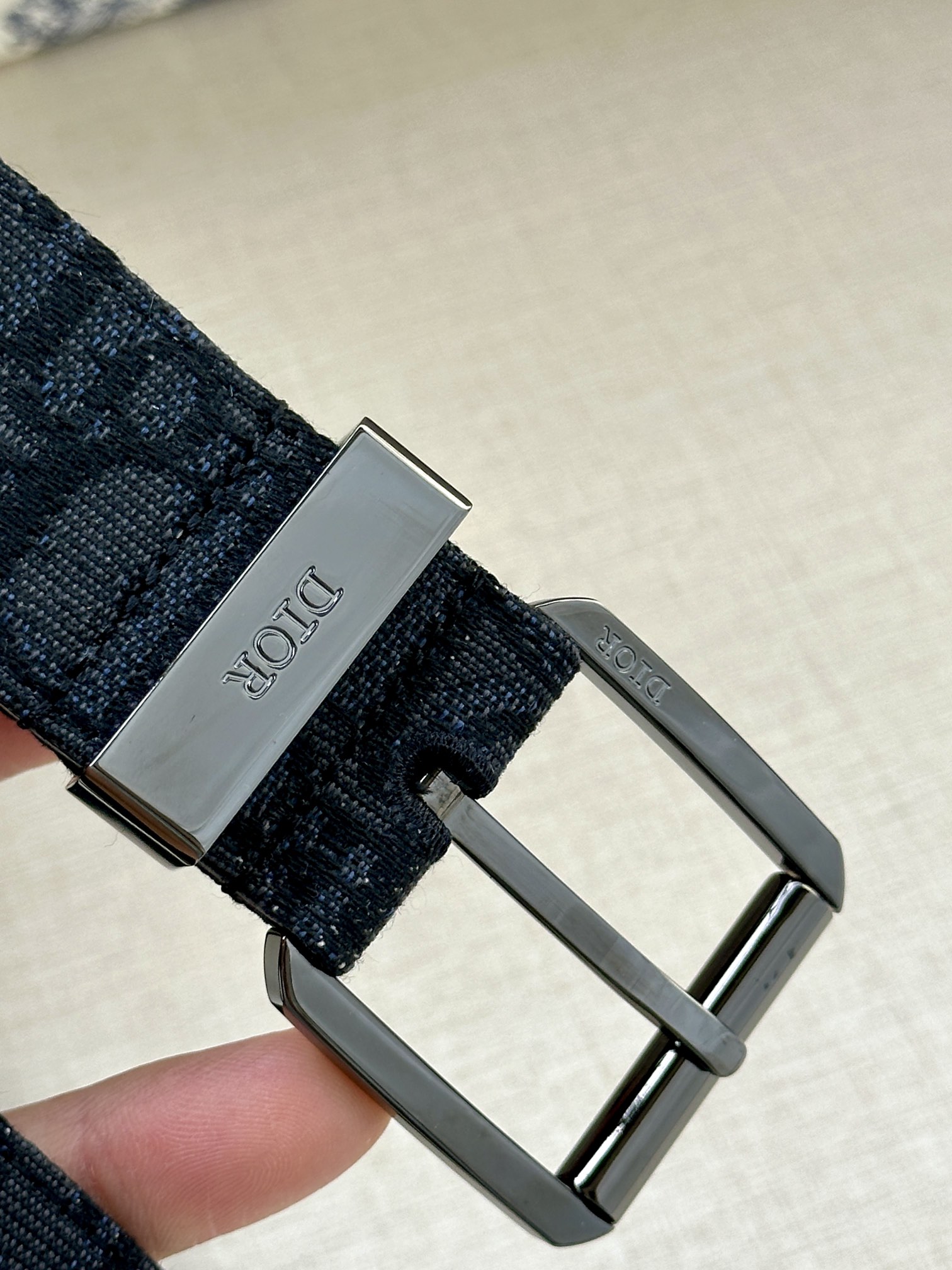 Dior 迪奥 DIOR 这款腰带采用黑色超迷你 Oblique 印花面料精心制作 搭配金属覆层黄铜腰带扣
