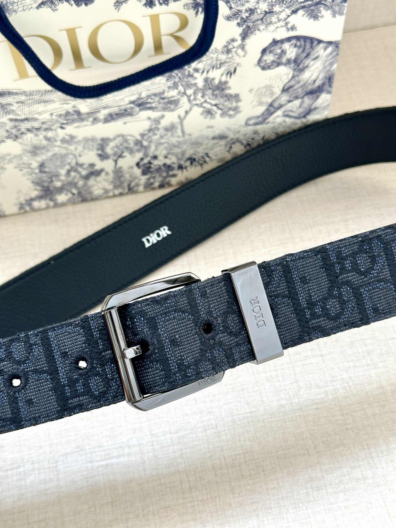 Dior 迪奥 DIOR 这款腰带采用黑色超迷你 Oblique 印花面料精心制作 搭配金属覆层黄铜腰带扣