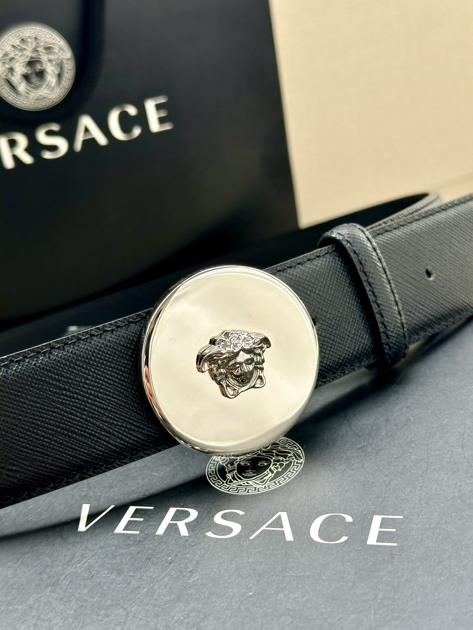 宽度4.0cm范思哲此款平纹皮底腰带饰有标志性的Versace美杜莎头像扣彰显品牌格调是一款精美的衣橱必