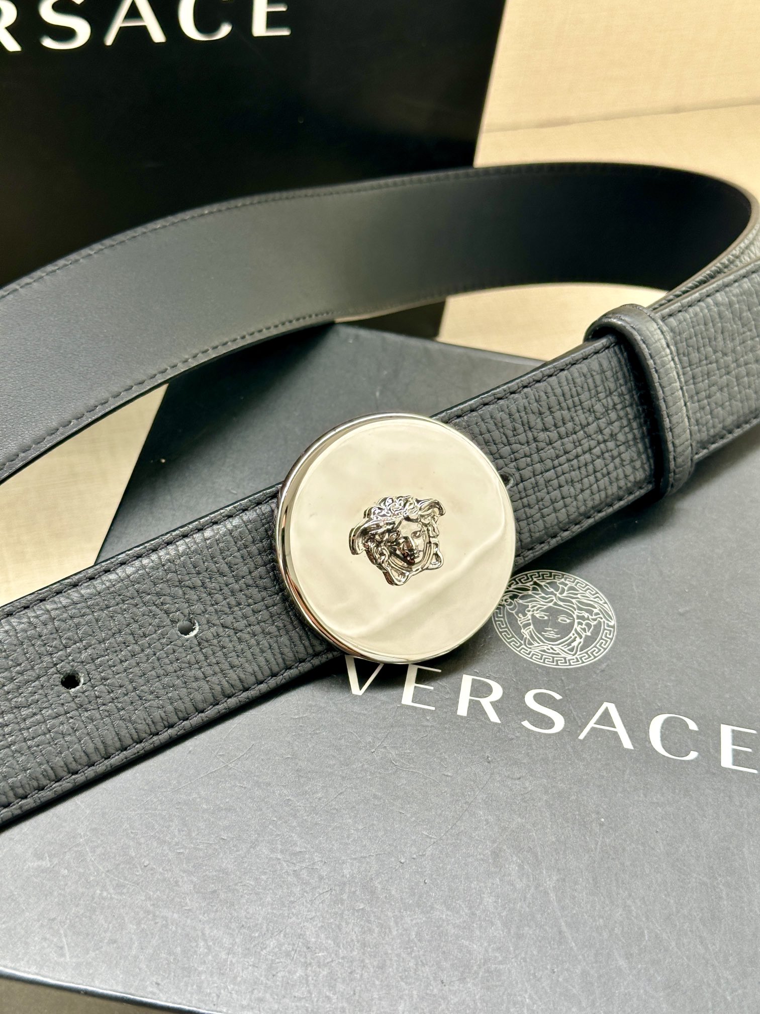 宽度4.0cm范思哲此款平纹皮底腰带饰有标志性的Versace美杜莎头像扣彰显品牌格调是一款精美的衣橱必