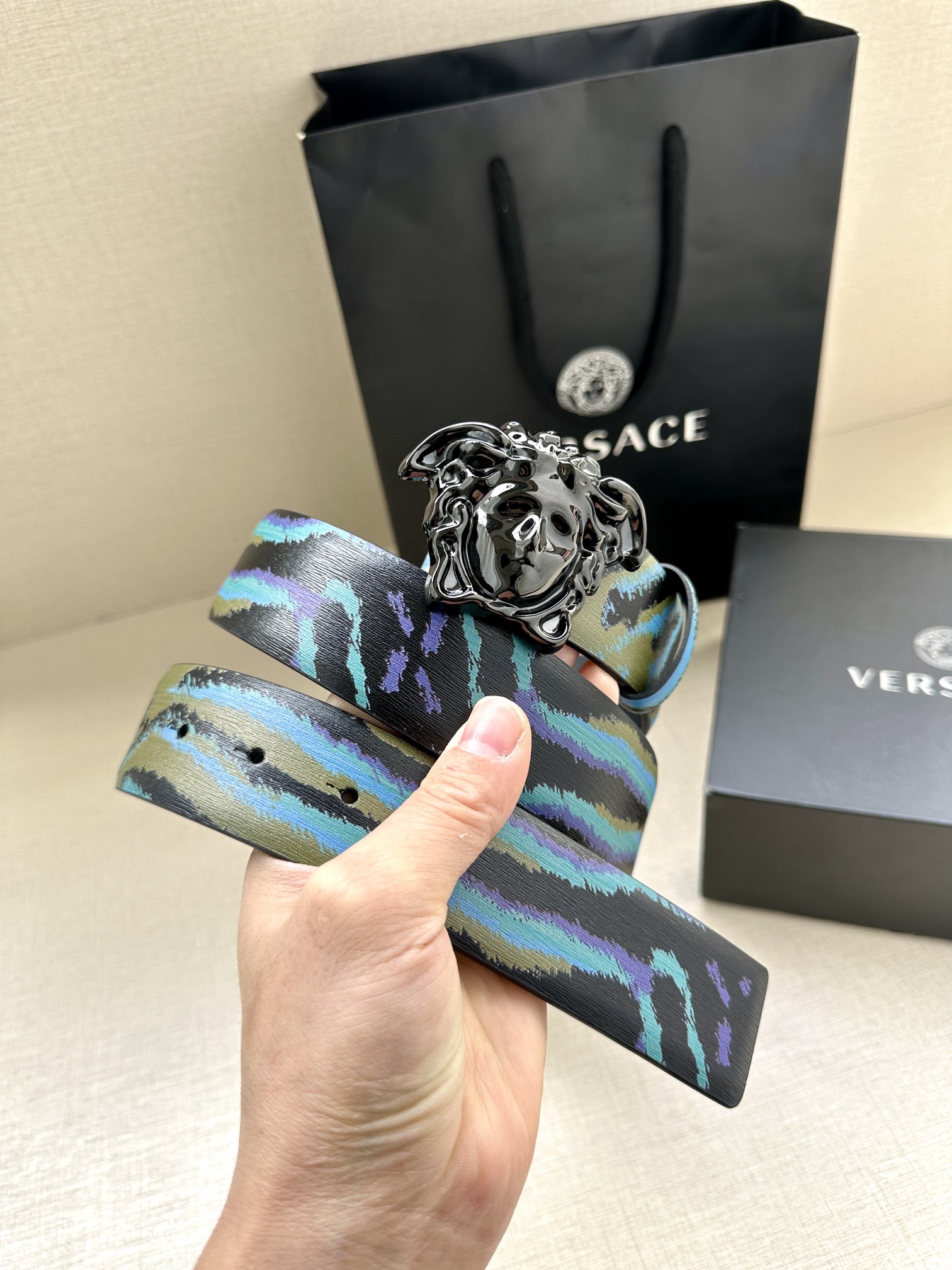 宽度3.8cm VERSACE 皮带，配有立体La Medusa双面搭扣，一面饰有Barroco印花。L