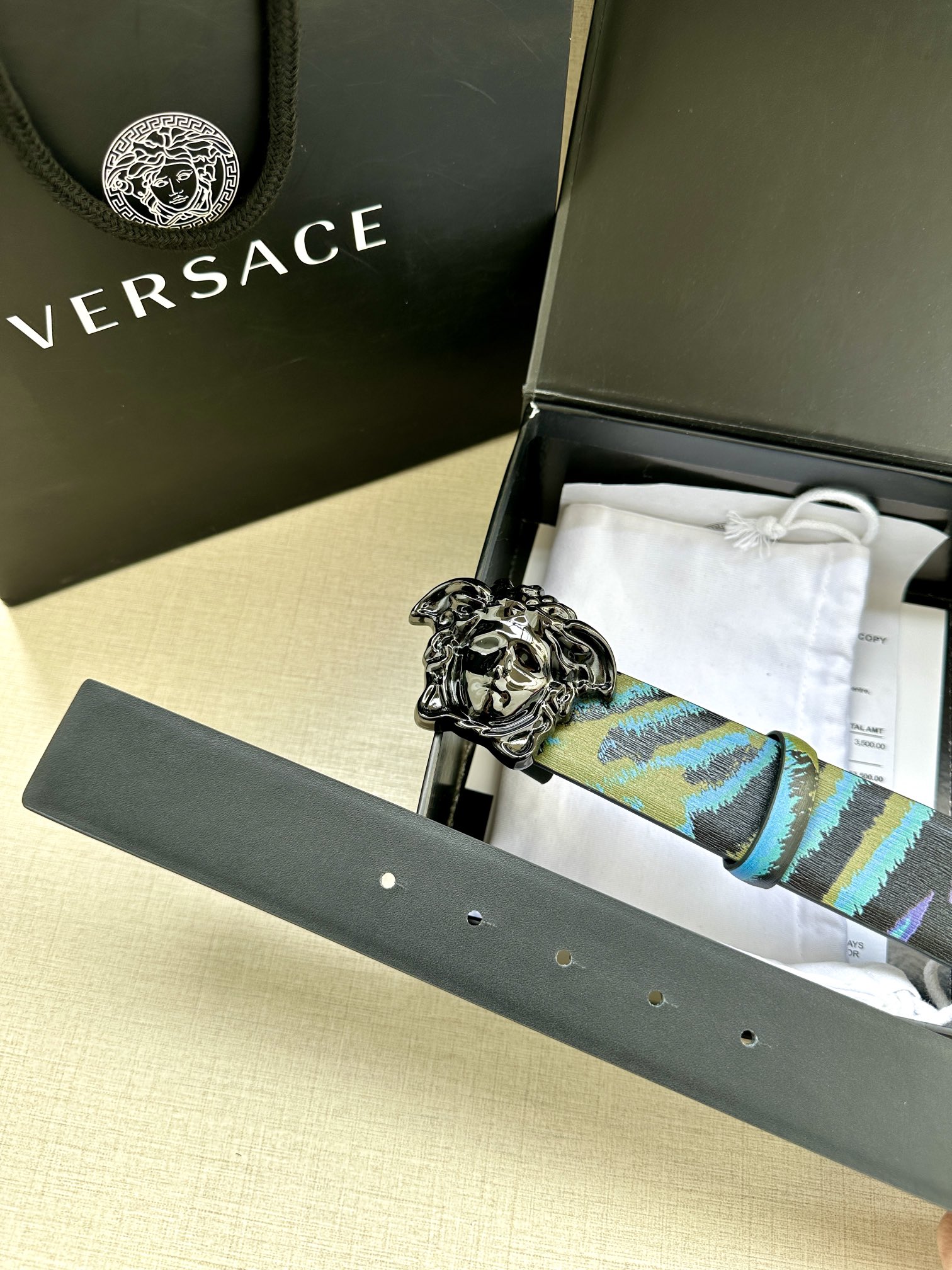 宽度3.8cm VERSACE 皮带，配有立体La Medusa双面搭扣，一面饰有Barroco印花。L
