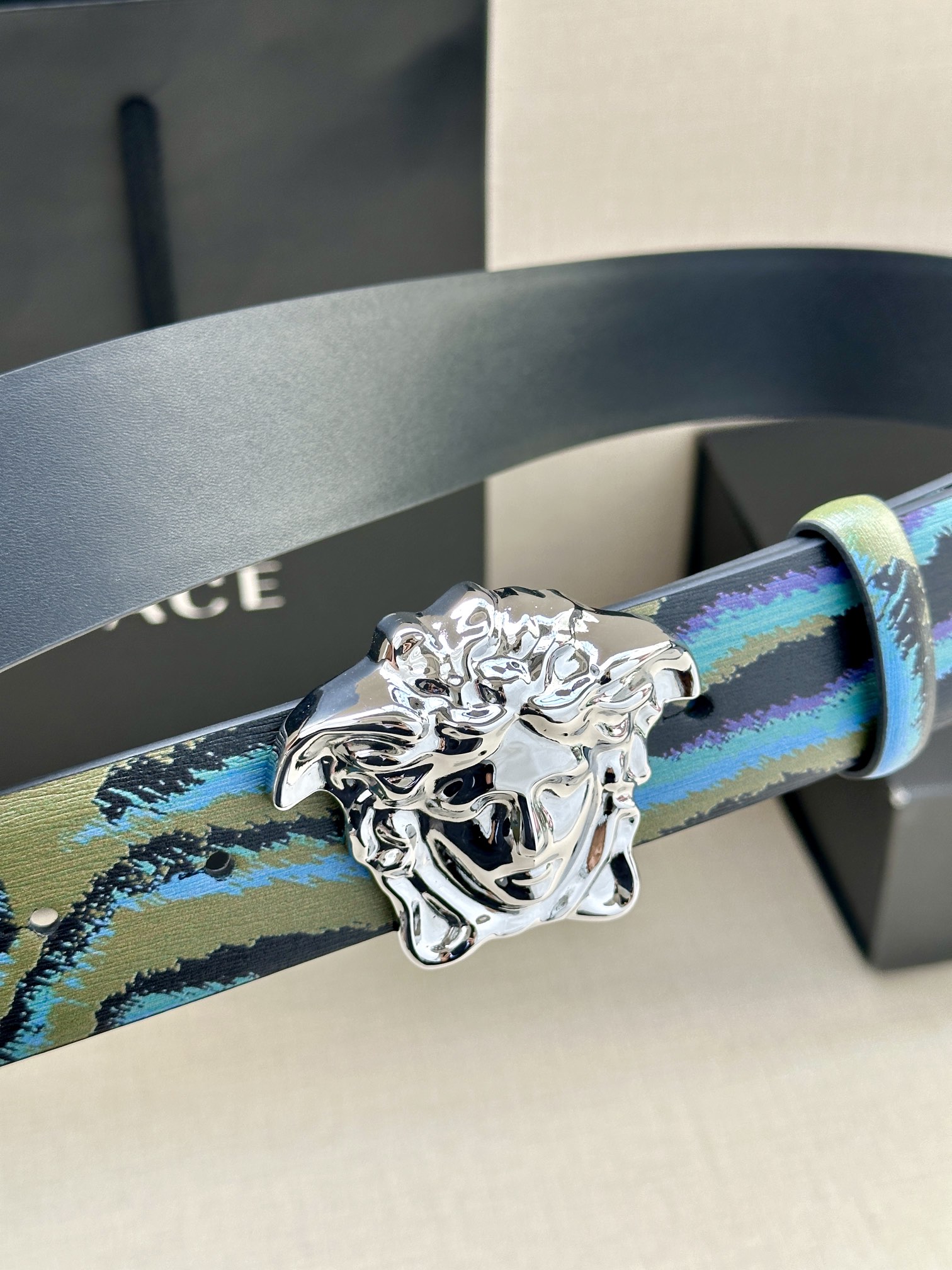 宽度3.8cm VERSACE 皮带，配有立体La Medusa双面搭扣，一面饰有Barroco印花。L