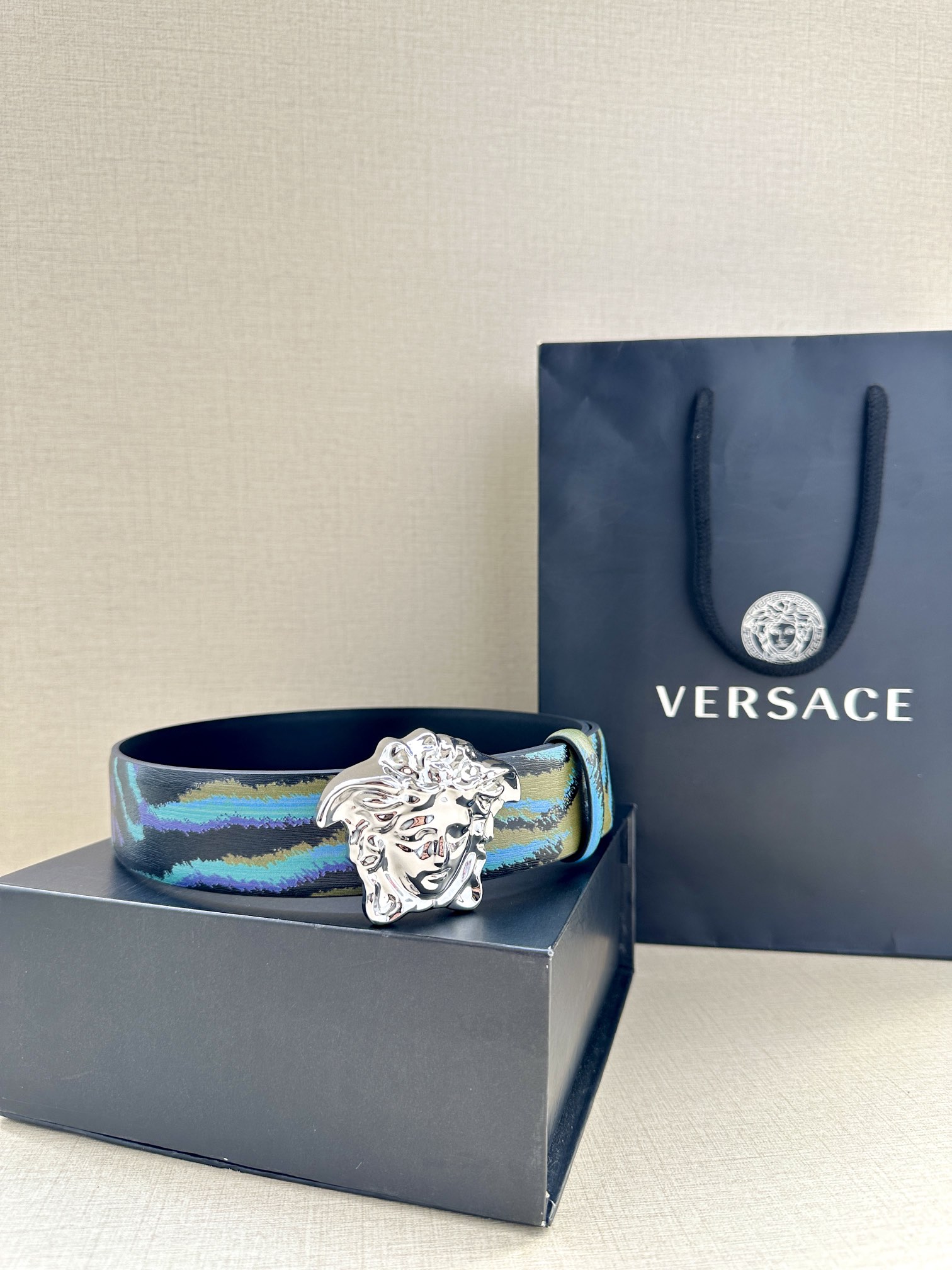 宽度3.8cm VERSACE 皮带，配有立体La Medusa双面搭扣，一面饰有Barroco印花。L