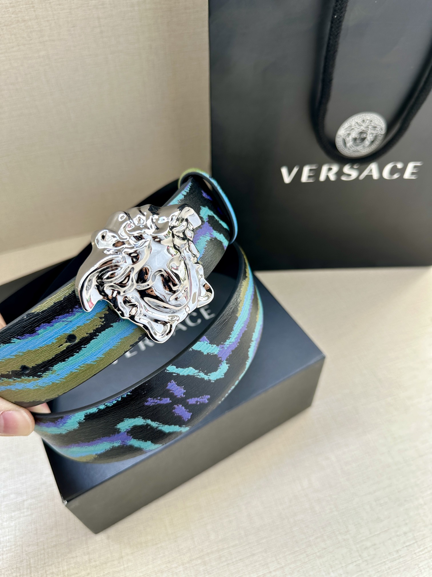 宽度3.8cm VERSACE 皮带，配有立体La Medusa双面搭扣，一面饰有Barroco印花。L