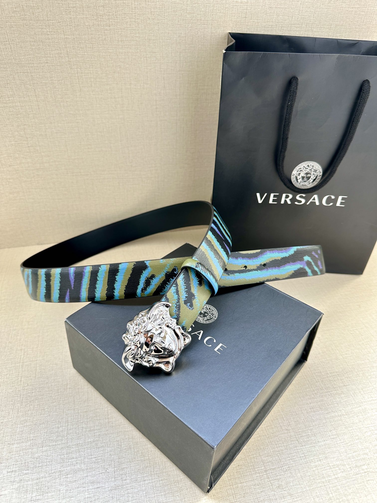宽度3.8cm VERSACE 皮带，配有立体La Medusa双面搭扣，一面饰有Barroco印花。L