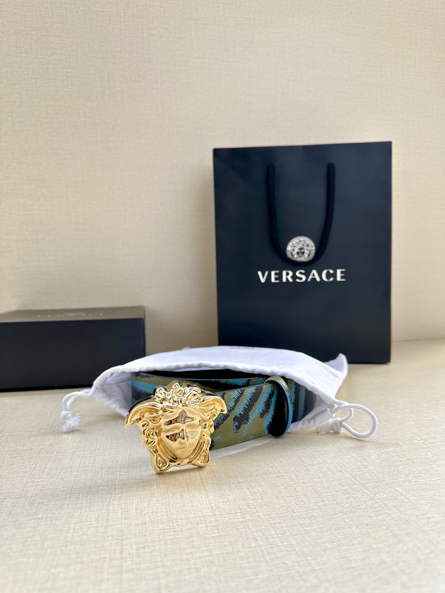 宽度3.8cm VERSACE 皮带，配有立体La Medusa双面搭扣，一面饰有Barroco印花。L