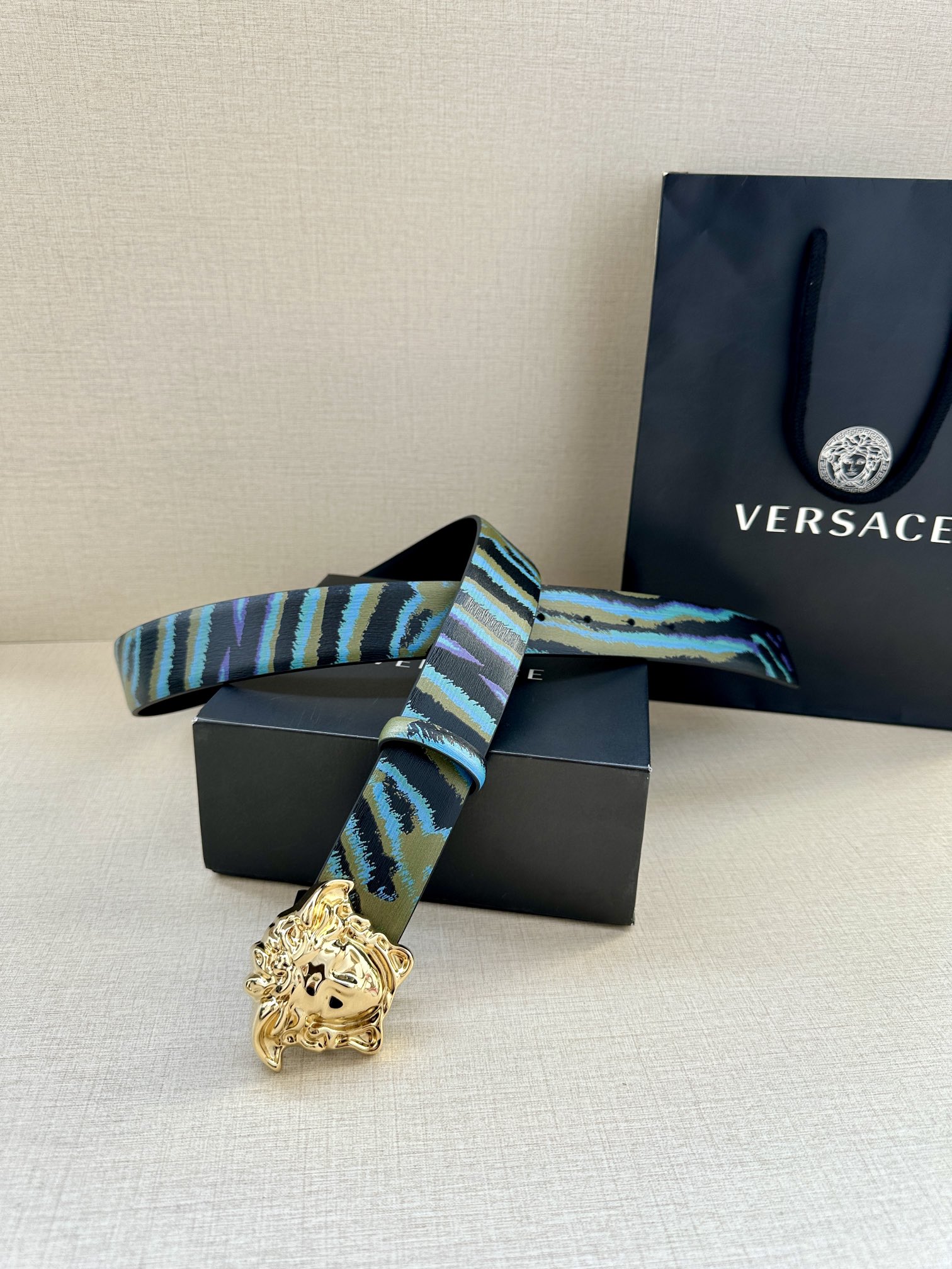 宽度3.8cm VERSACE 皮带，配有立体La Medusa双面搭扣，一面饰有Barroco印花。L