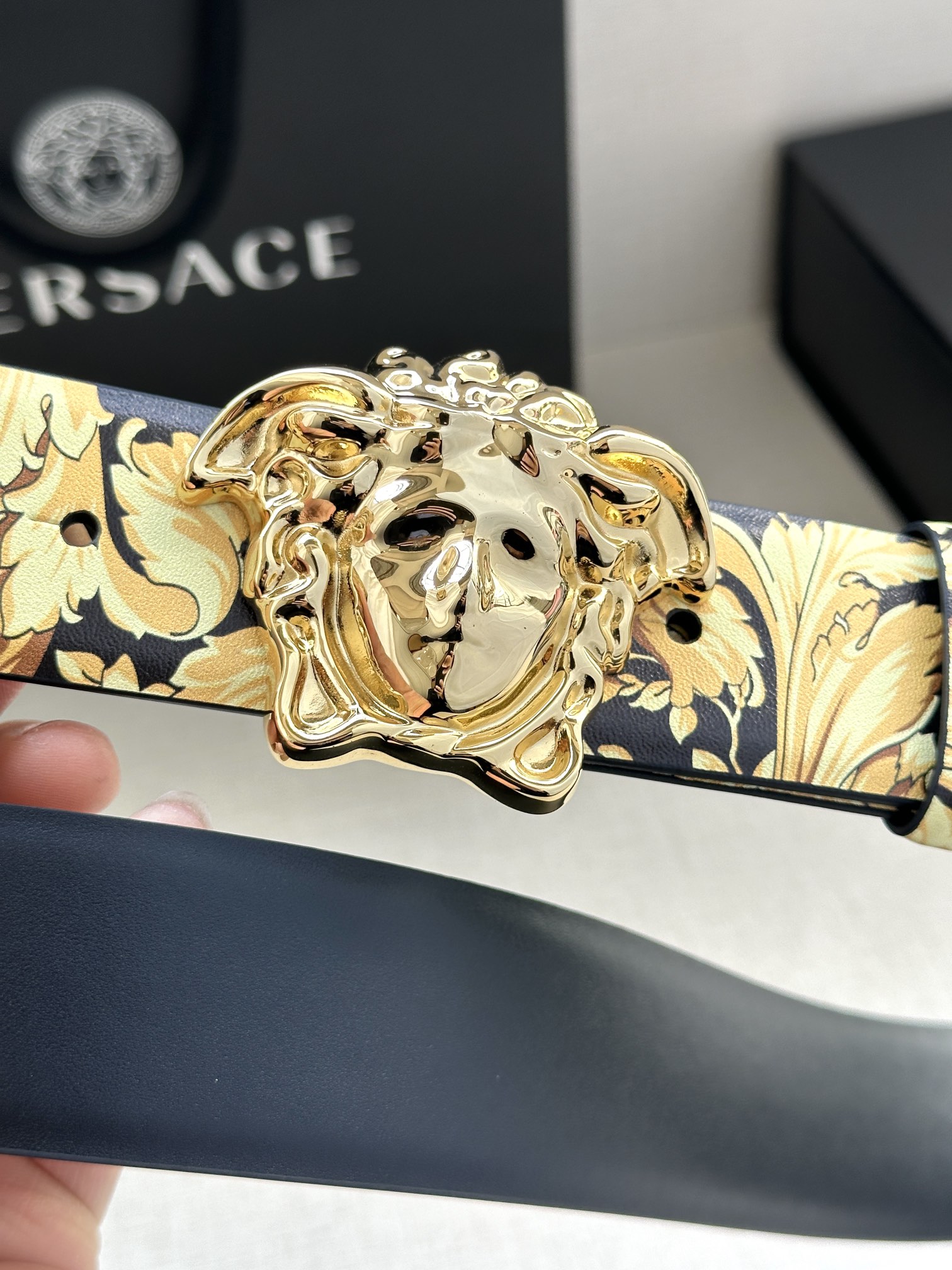宽度3.8cm VERSACE 皮带，配有立体La Medusa双面搭扣，一面饰有Barroco印花。L