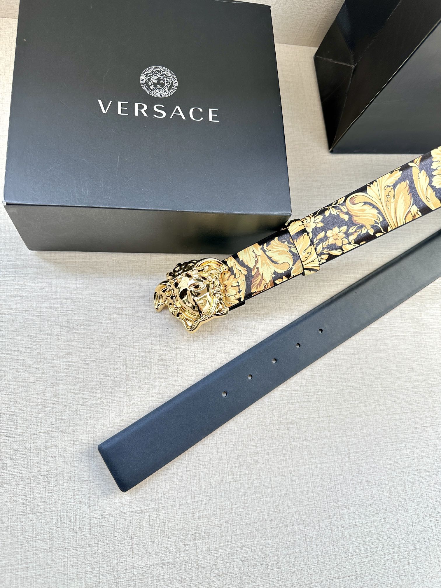 宽度3.8cm VERSACE 皮带，配有立体La Medusa双面搭扣，一面饰有Barroco印花。L