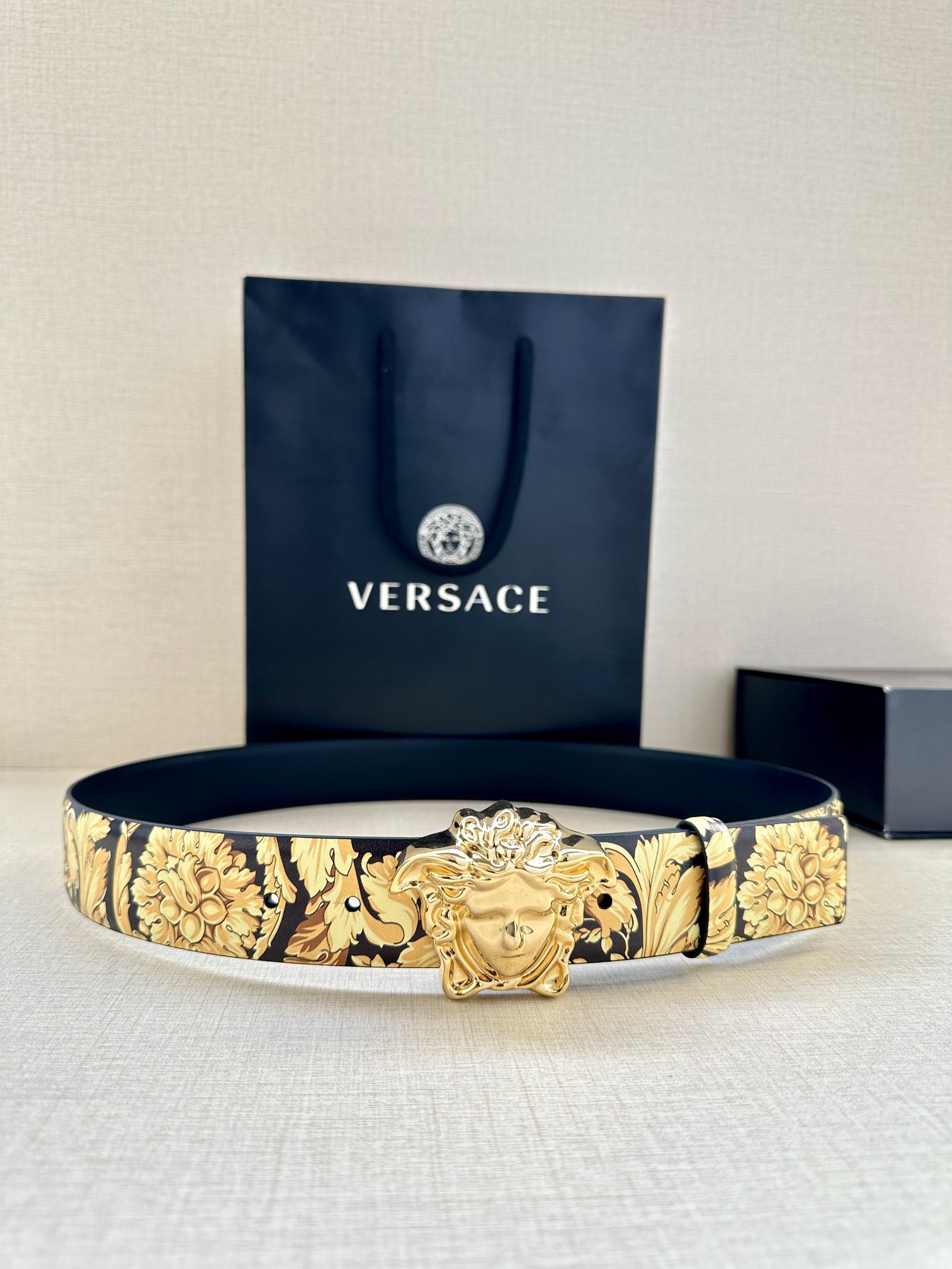 宽度3.8cm VERSACE 皮带，配有立体La Medusa双面搭扣，一面饰有Barroco印花。L