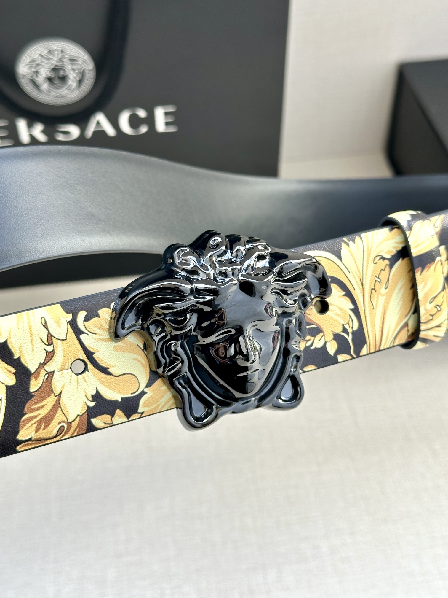 宽度3.8cm VERSACE 皮带，配有立体La Medusa双面搭扣，一面饰有Barroco印花。L