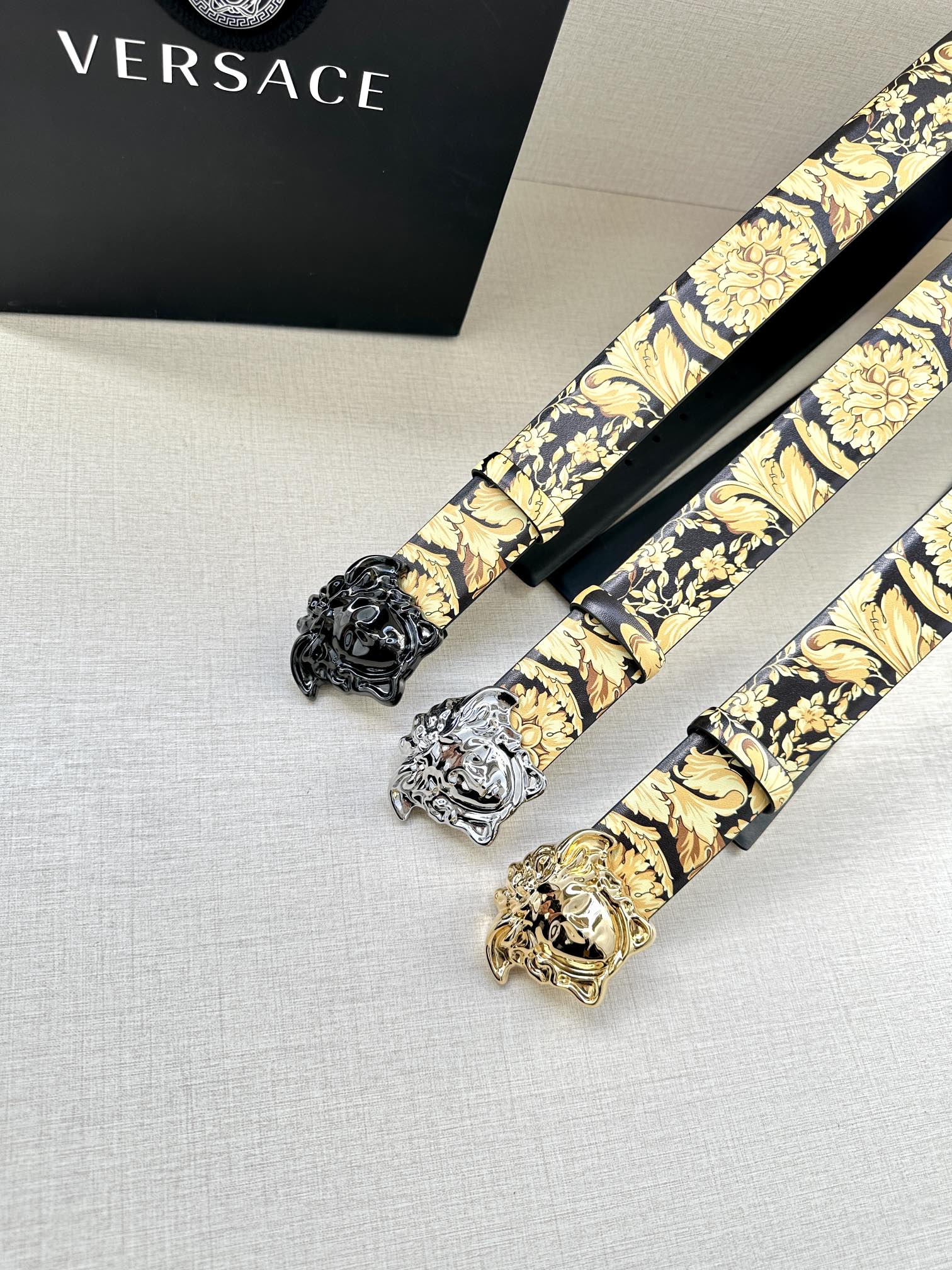 宽度3.8cm VERSACE 皮带，配有立体La Medusa双面搭扣，一面饰有Barroco印花。L