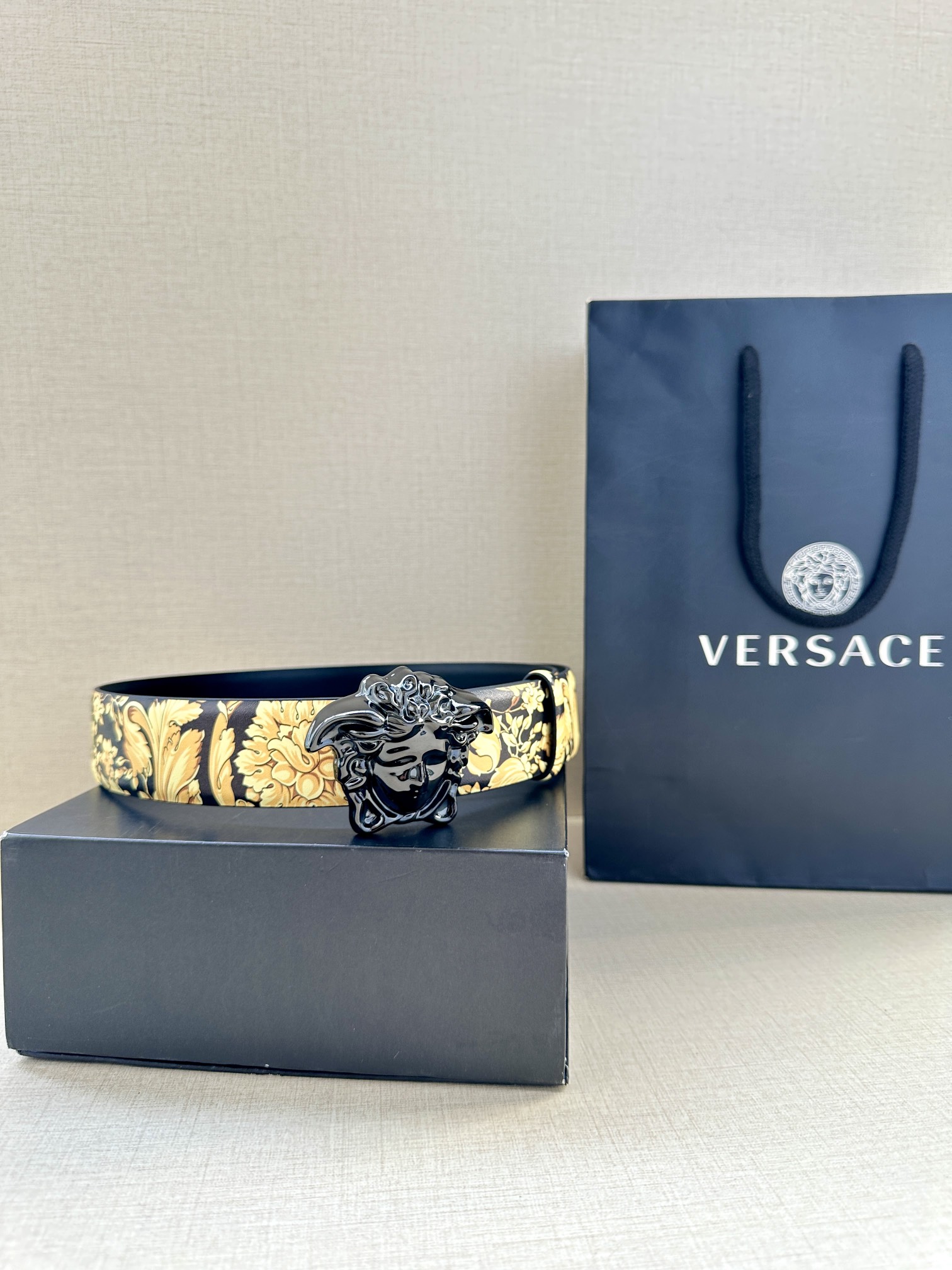 宽度3.8cm VERSACE 皮带，配有立体La Medusa双面搭扣，一面饰有Barroco印花。L