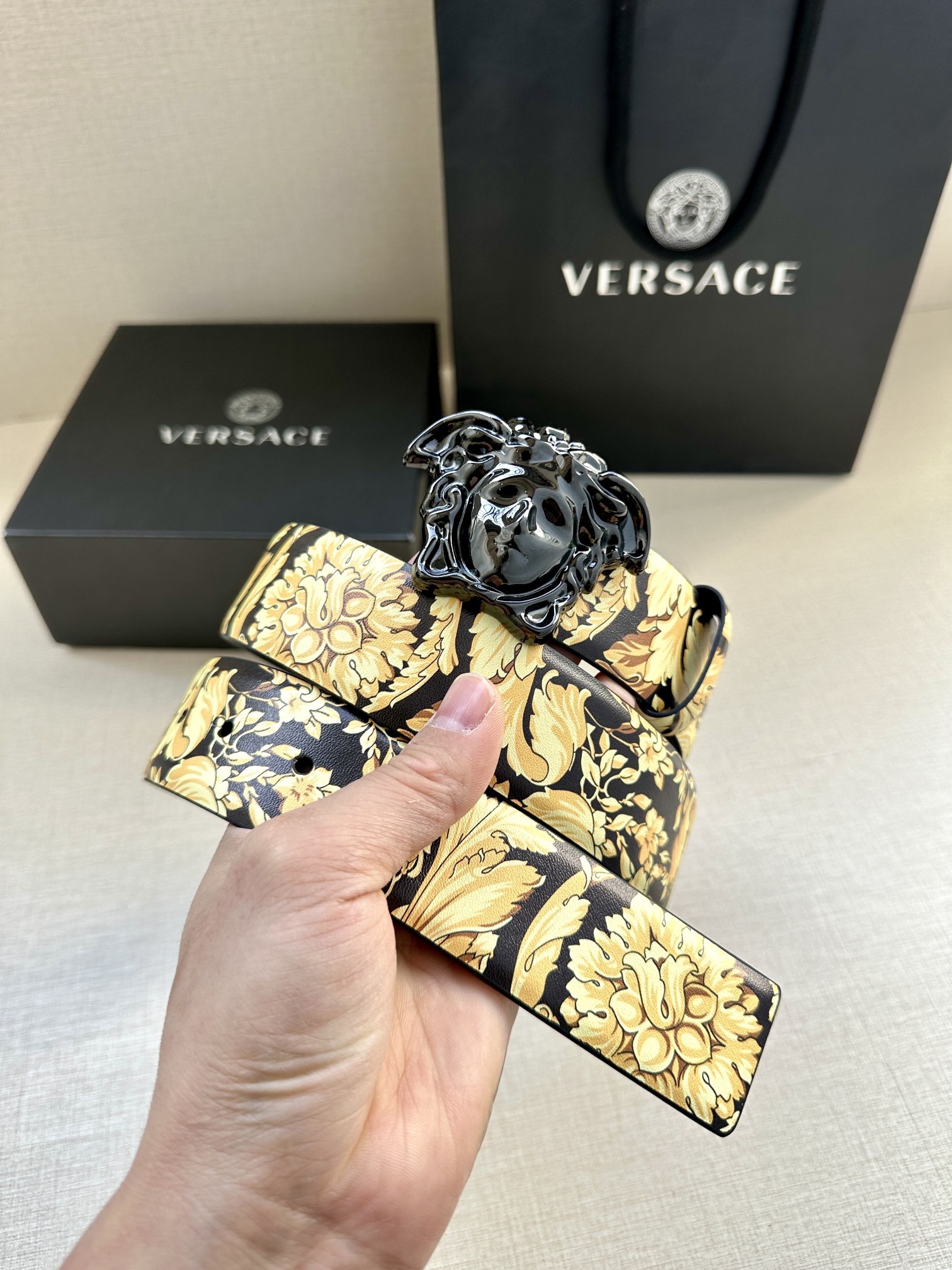 宽度3.8cm VERSACE 皮带，配有立体La Medusa双面搭扣，一面饰有Barroco印花。L
