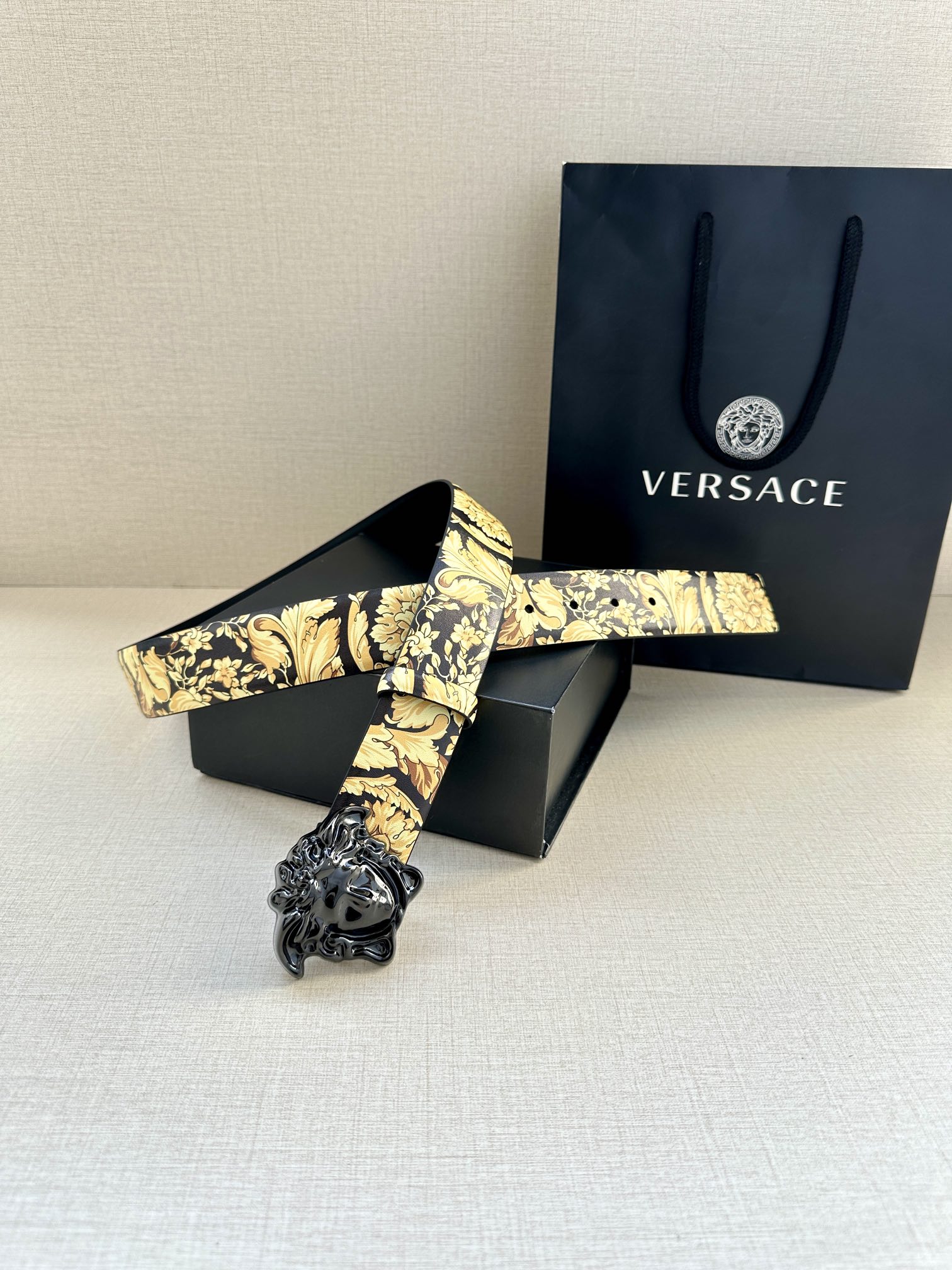 宽度3.8cm VERSACE 皮带，配有立体La Medusa双面搭扣，一面饰有Barroco印花。L