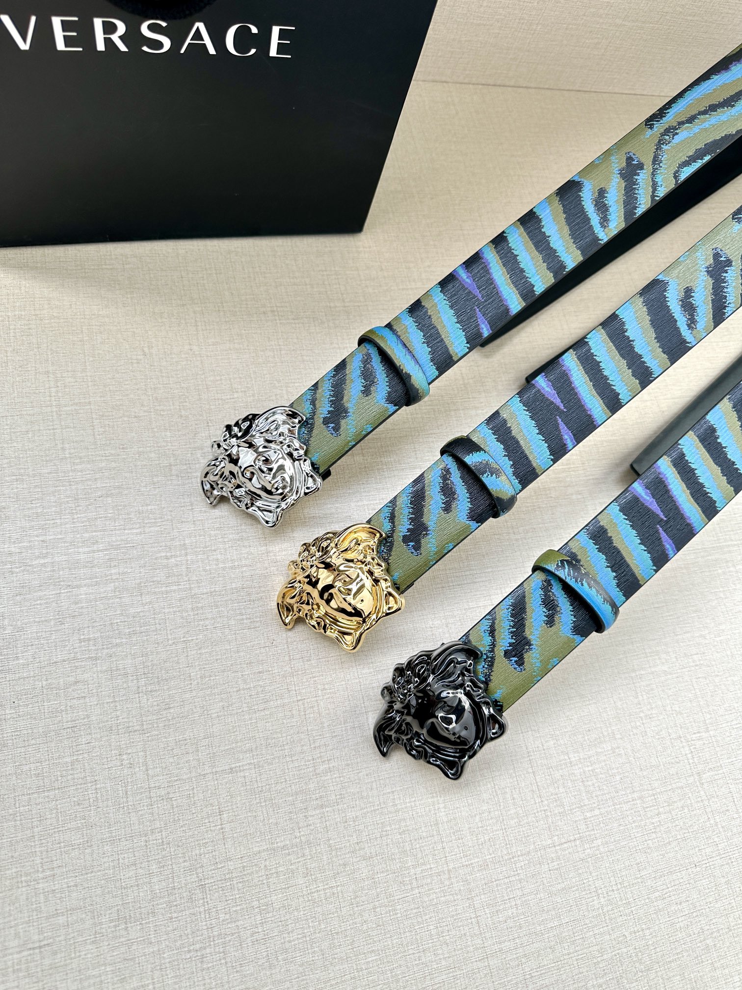 宽度3.8cm VERSACE 皮带，配有立体La Medusa双面搭扣，一面饰有Barroco印花。L