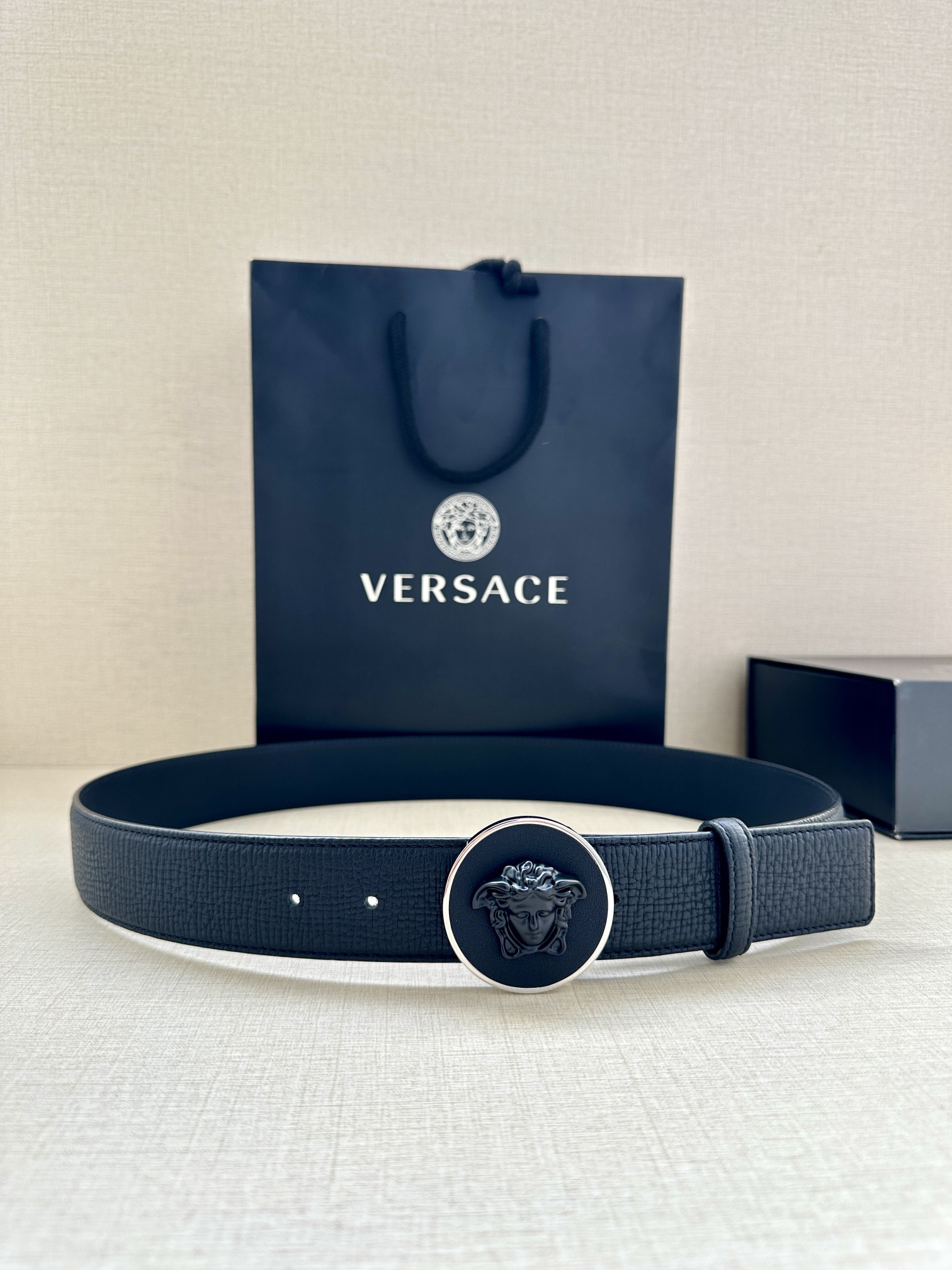 VERSACE宽度3.8cm 此款腰带由优质纹理牛皮制成