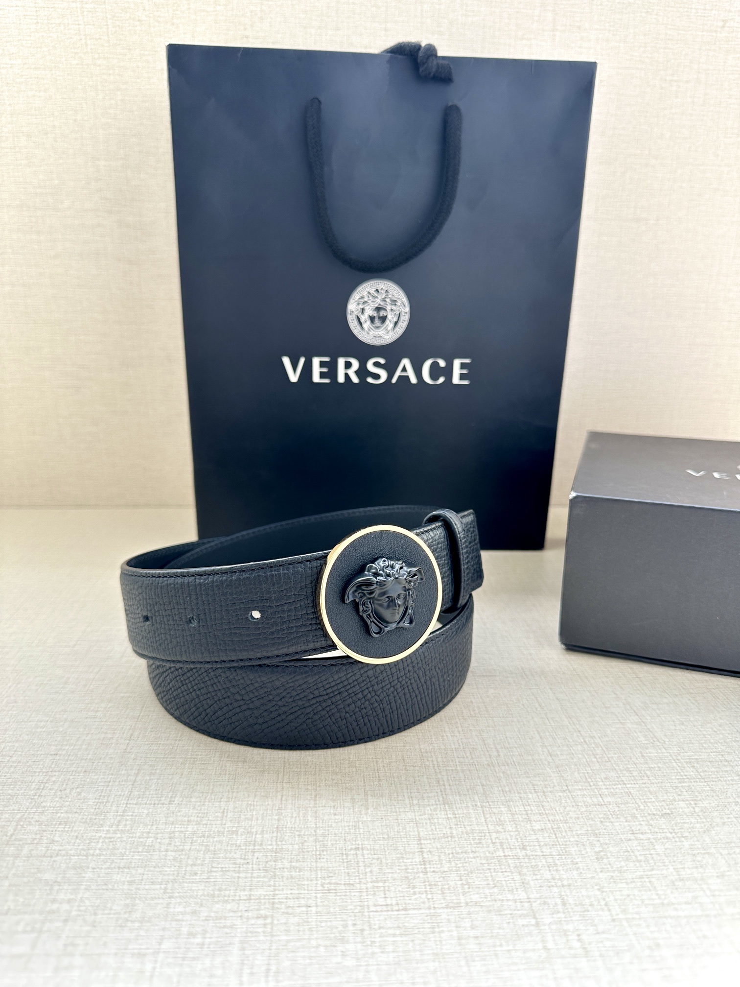 VERSACE宽度3.8cm 此款腰带由优质纹理牛皮制成