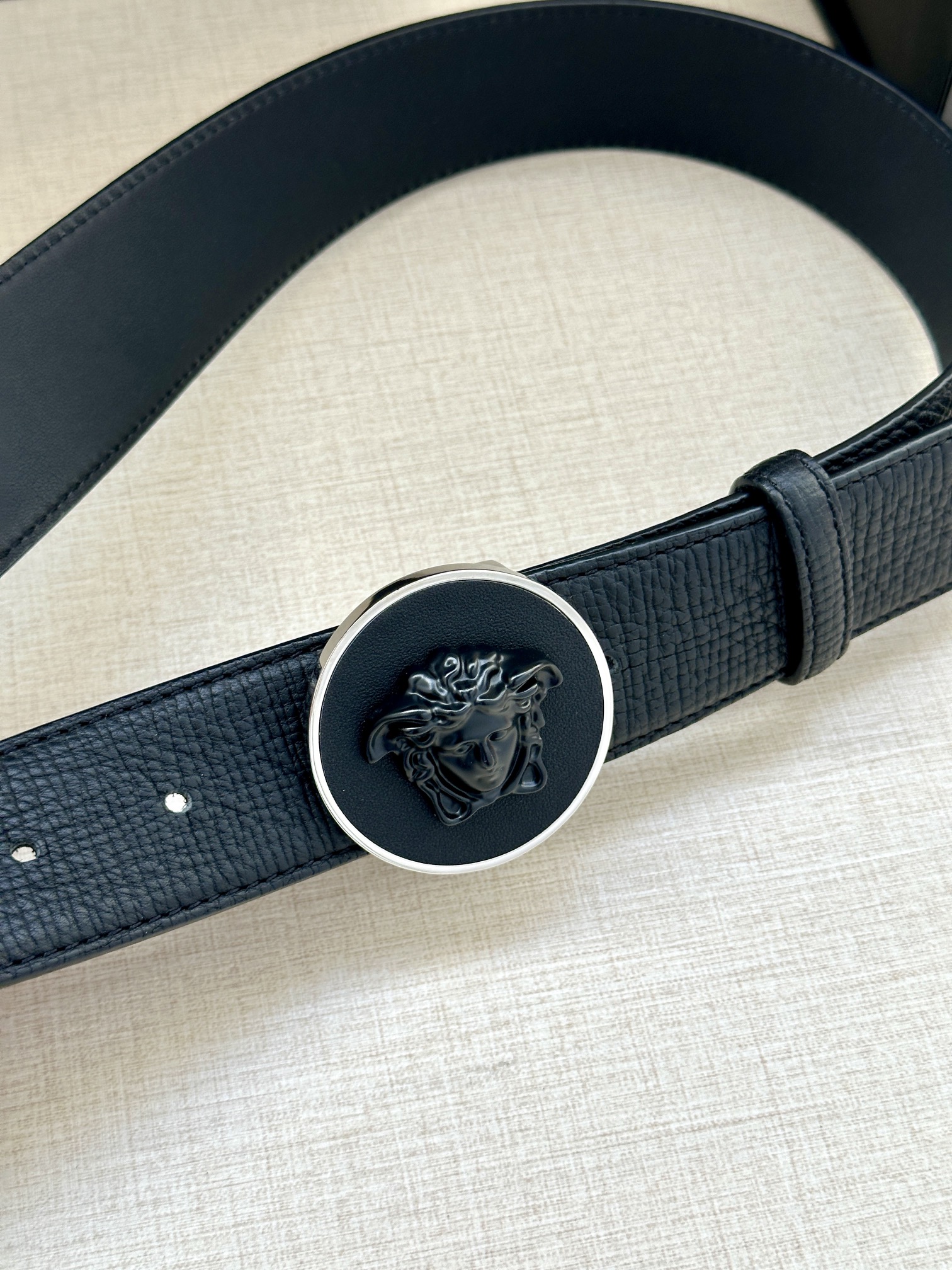 VERSACE宽度3.8cm 此款腰带由优质纹理牛皮制成
