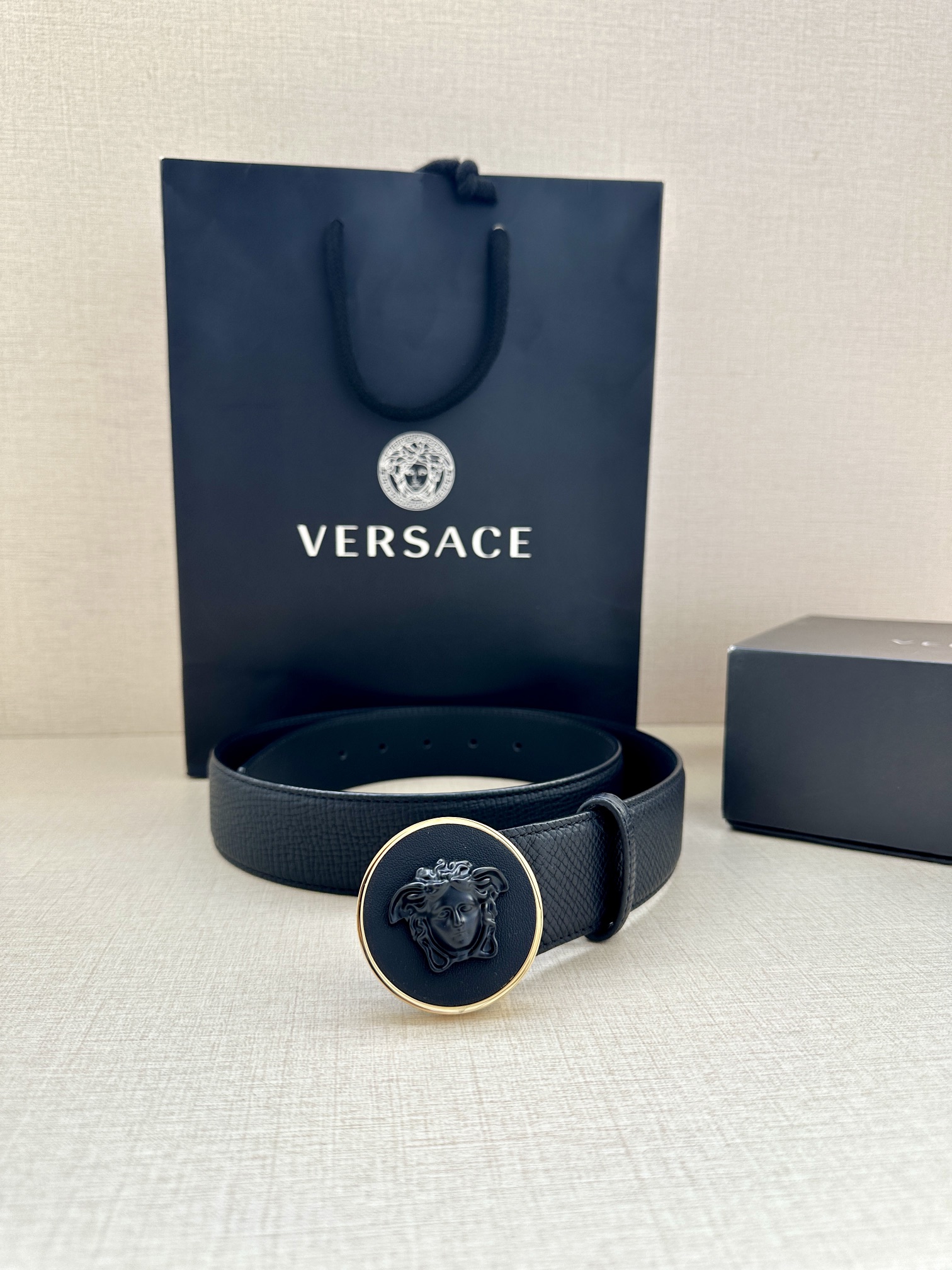 VERSACE宽度3.8cm 此款腰带由优质纹理牛皮制成