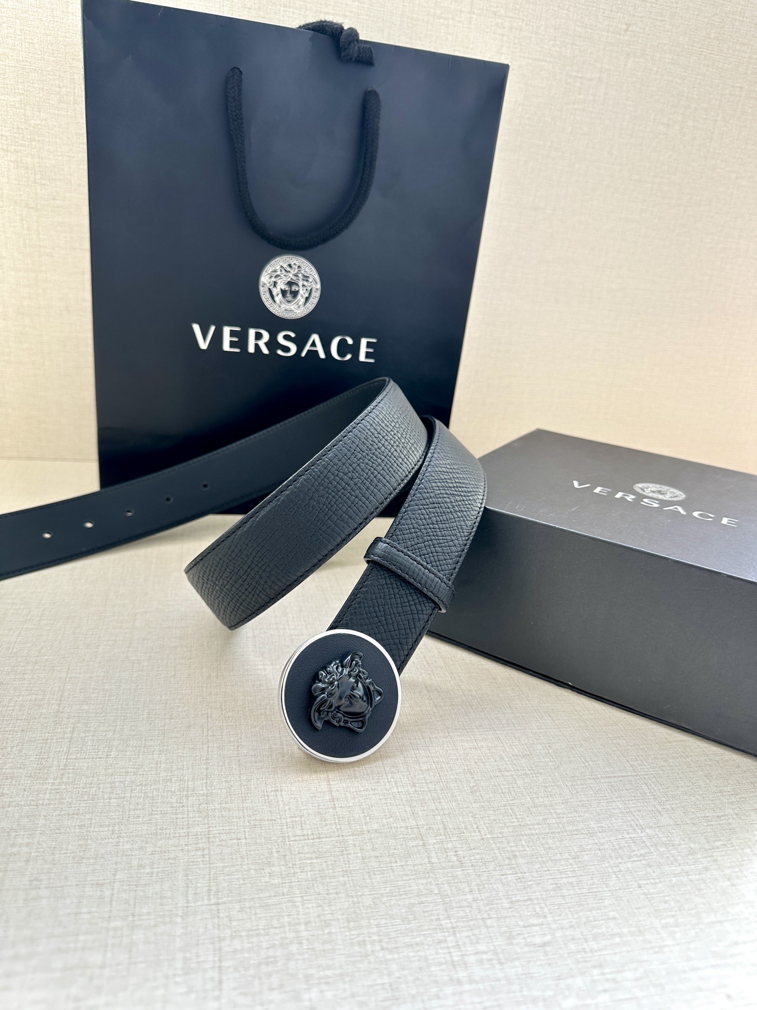 VERSACE宽度3.8cm 此款腰带由优质纹理牛皮制成