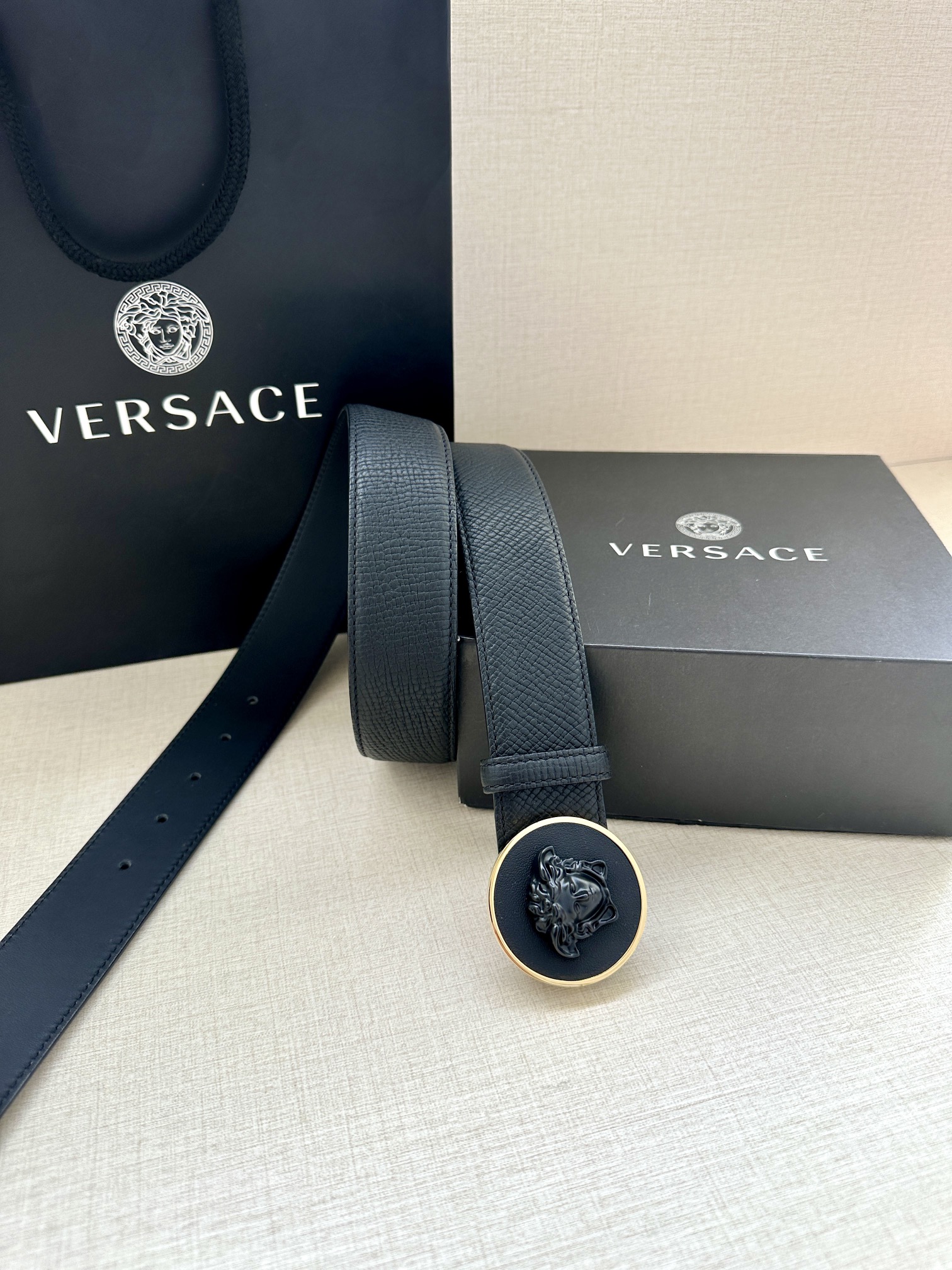 VERSACE宽度3.8cm 此款腰带由优质纹理牛皮制成