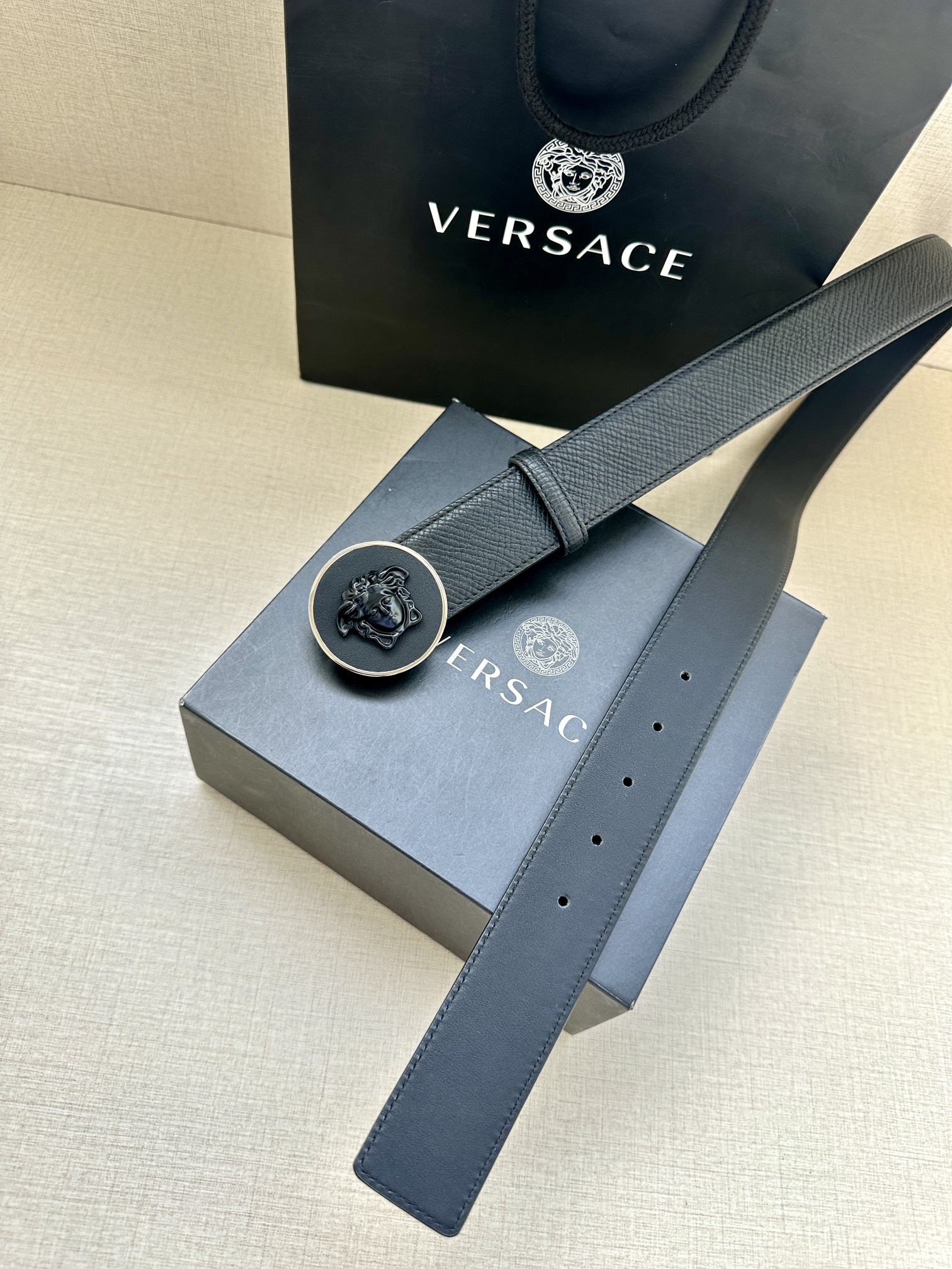 VERSACE宽度3.8cm 此款腰带由优质纹理牛皮制成