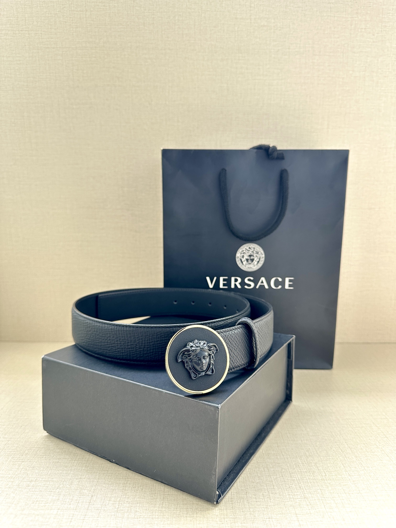 VERSACE宽度3.8cm 此款腰带由优质纹理牛皮制成