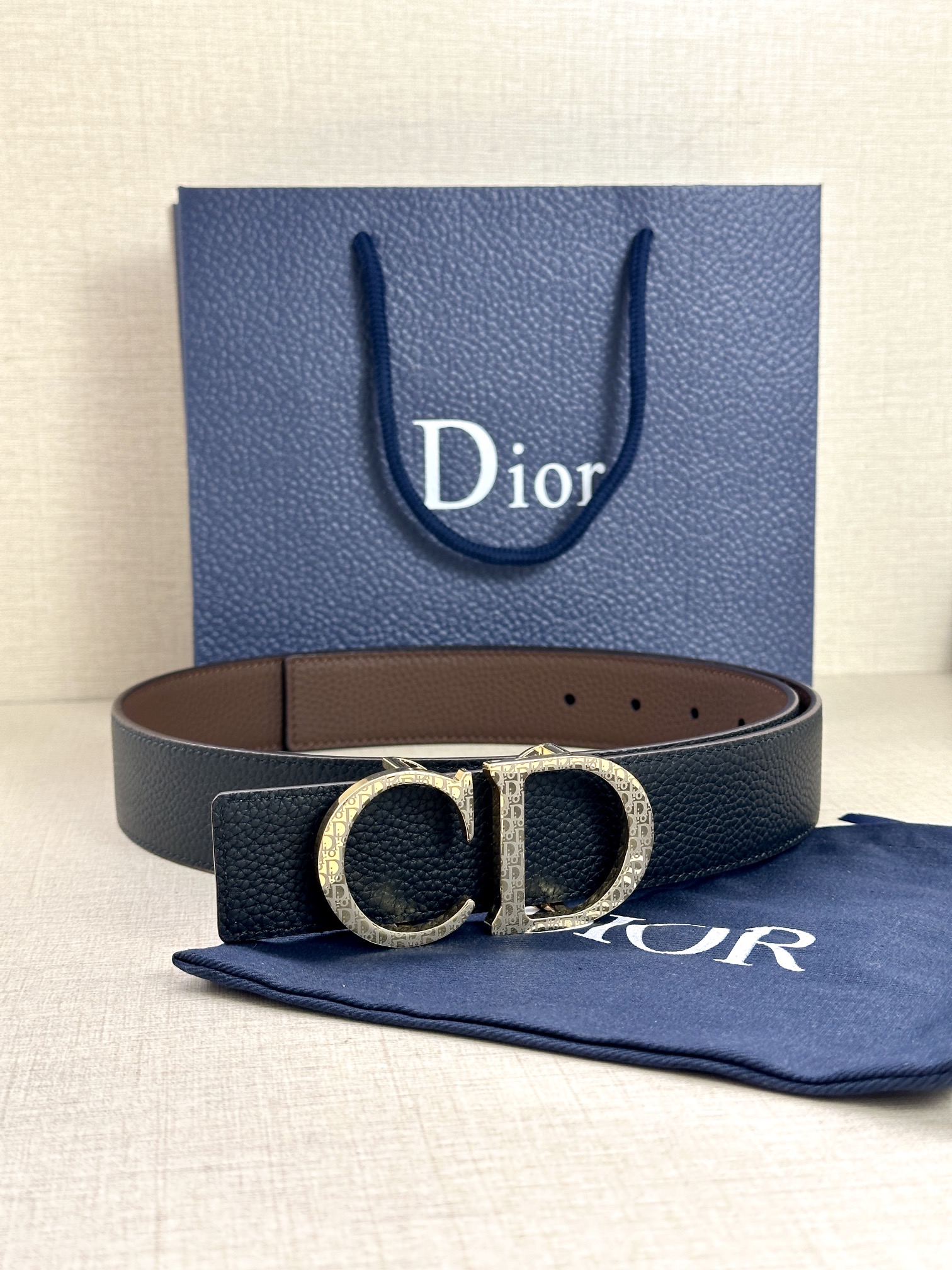 宽度3.5cm这款白/金色饰面黄铜腰带扣采用“CD”标志点缀镌刻有DiorOblique图案经典元素呈现