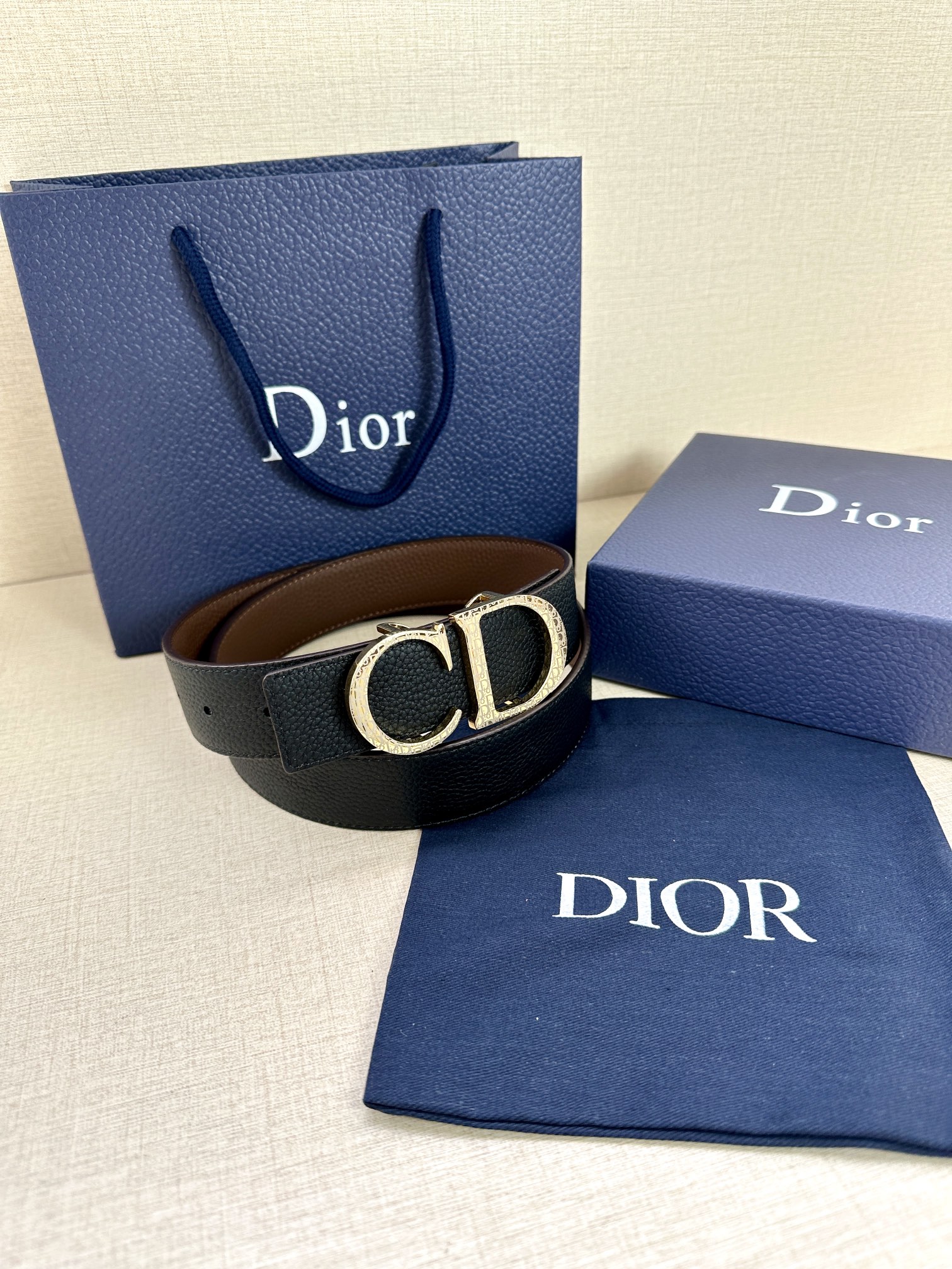 宽度3.5cm这款白/金色饰面黄铜腰带扣采用“CD”标志点缀镌刻有DiorOblique图案经典元素呈现
