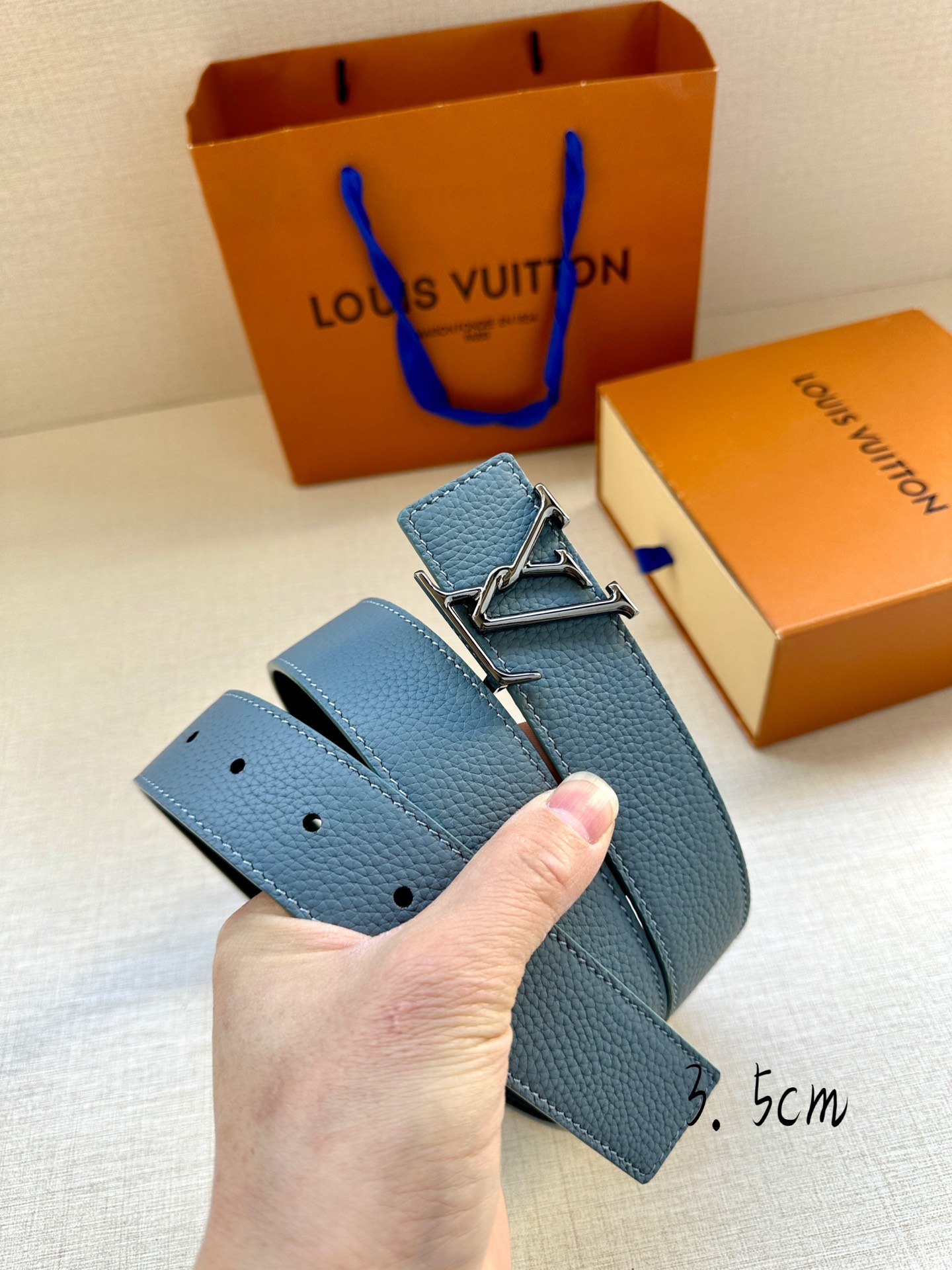 宽度3.5cmLVAttract双面腰带拥有微弧形边缘和摩登形状末端再为金属LV搭扣融入螺旋结构经典色彩