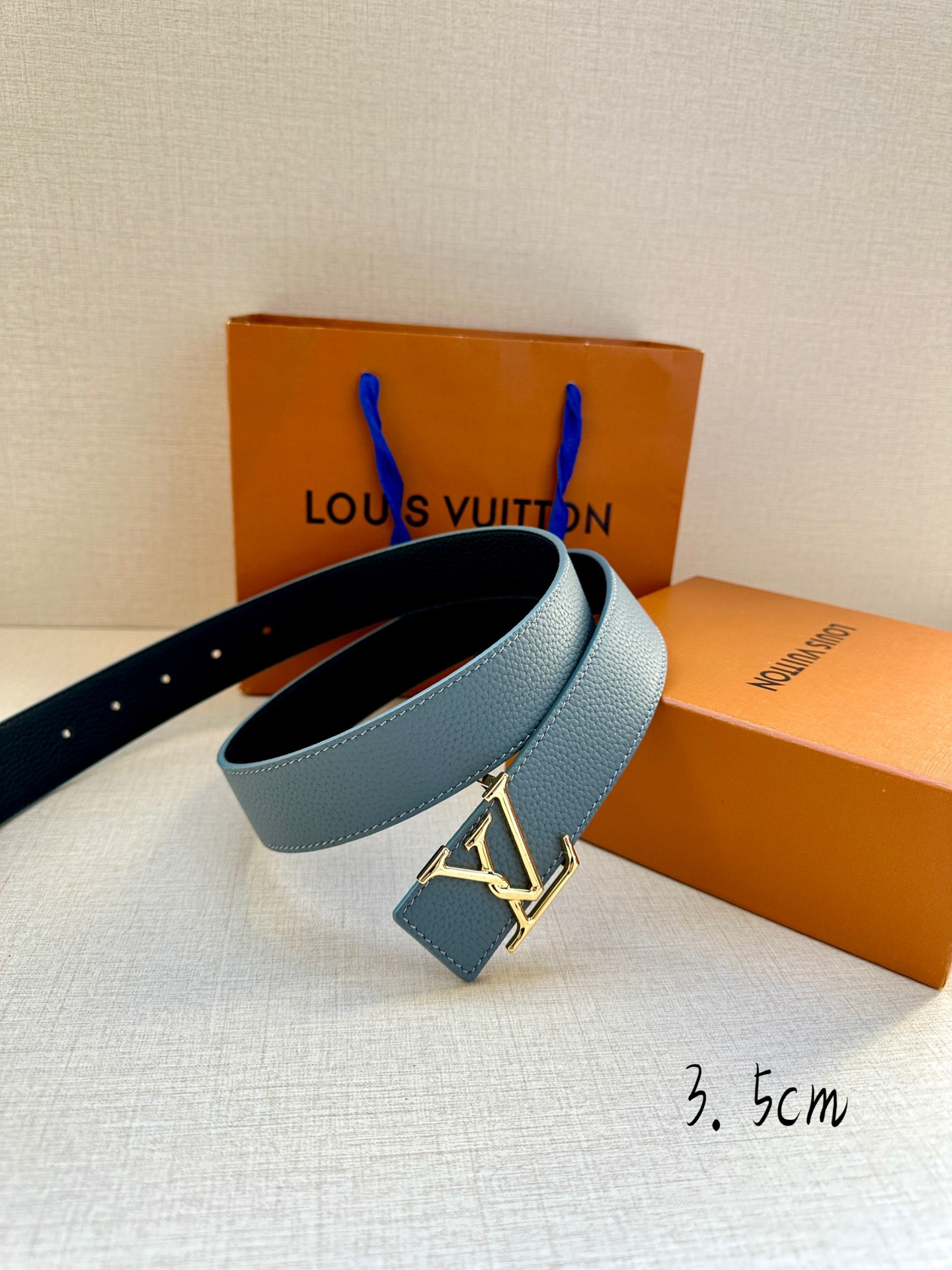 宽度3.5cmLVAttract双面腰带拥有微弧形边缘和摩登形状末端再为金属LV搭扣融入螺旋结构经典色彩