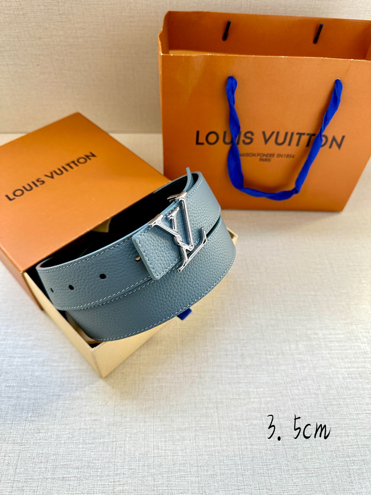 宽度3.5cmLVAttract双面腰带拥有微弧形边缘和摩登形状末端再为金属LV搭扣融入螺旋结构经典色彩