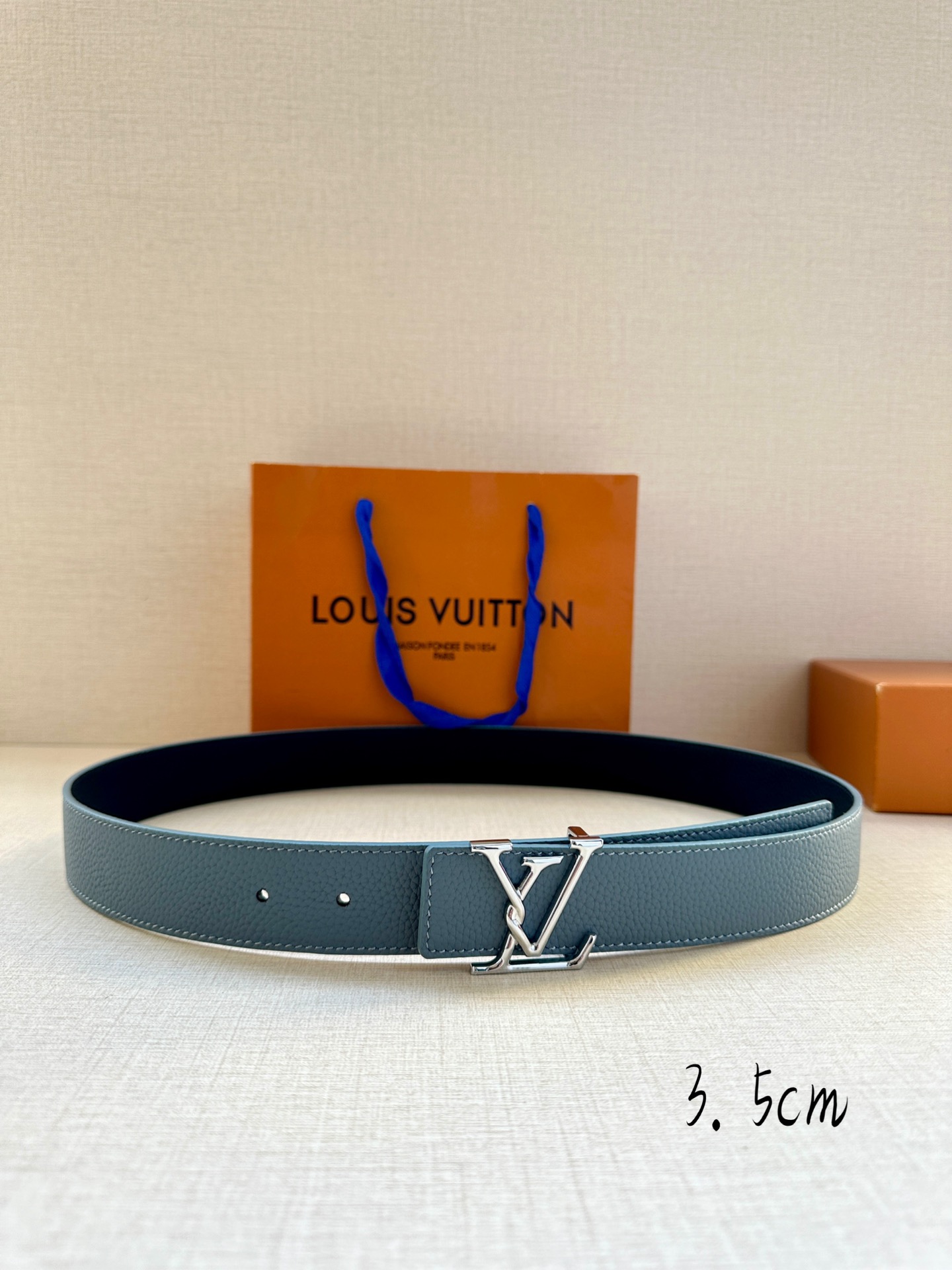 宽度3.5cmLVAttract双面腰带拥有微弧形边缘和摩登形状末端再为金属LV搭扣融入螺旋结构经典色彩
